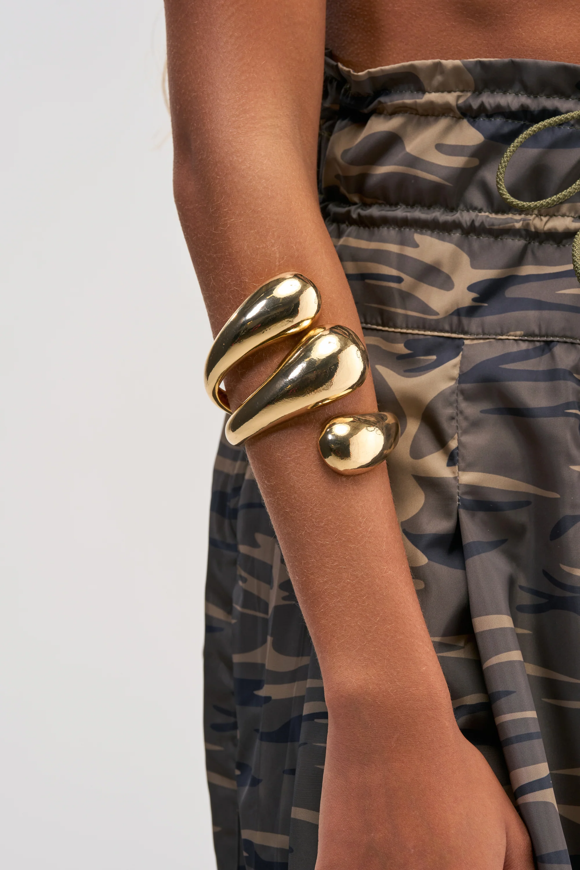 CECELIA METAL CUFF IN GOLD - Akira Store