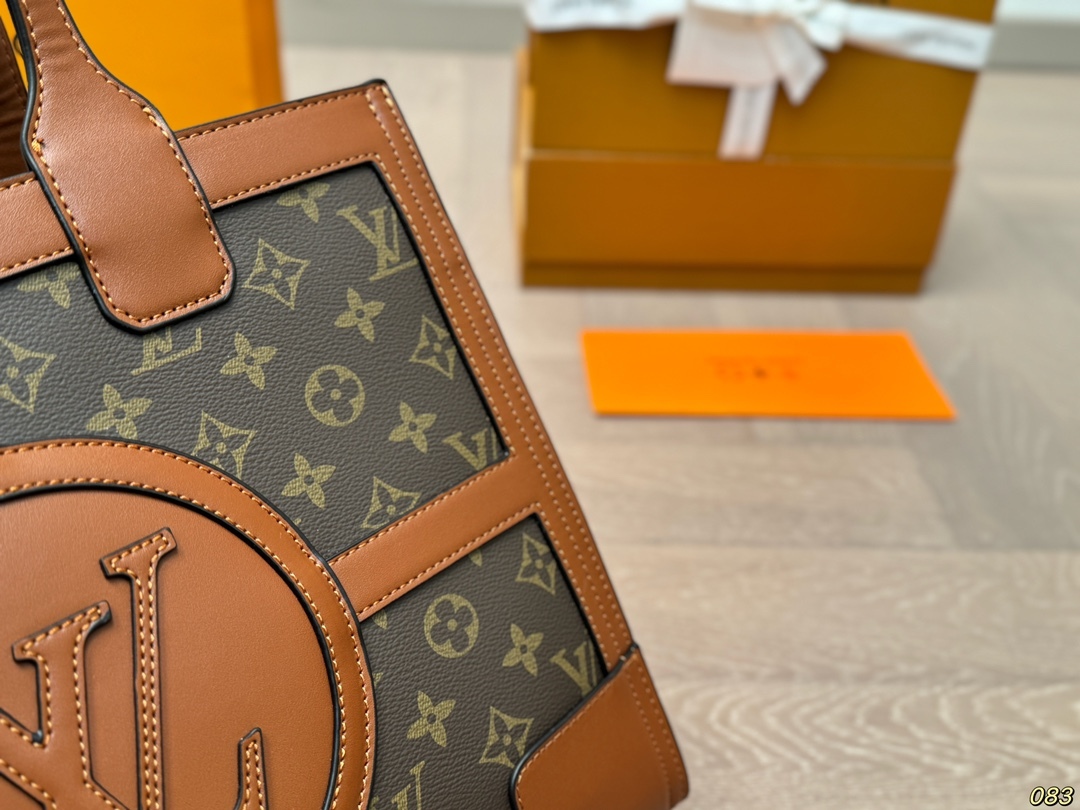 Louis new arrival tote bag size: 34*27 cm