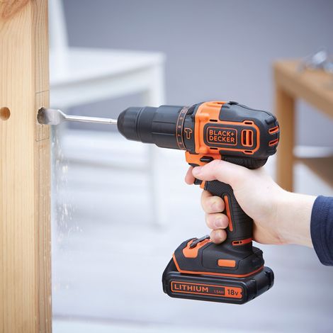 BLACK+DECKER Perceuse à percussion sans fil - 18 V - 1,5 Ah - 2 Vitesses - 104 accessoires - Livrée en boite à outil (BDCHD18S1KA-QW) — vue 3