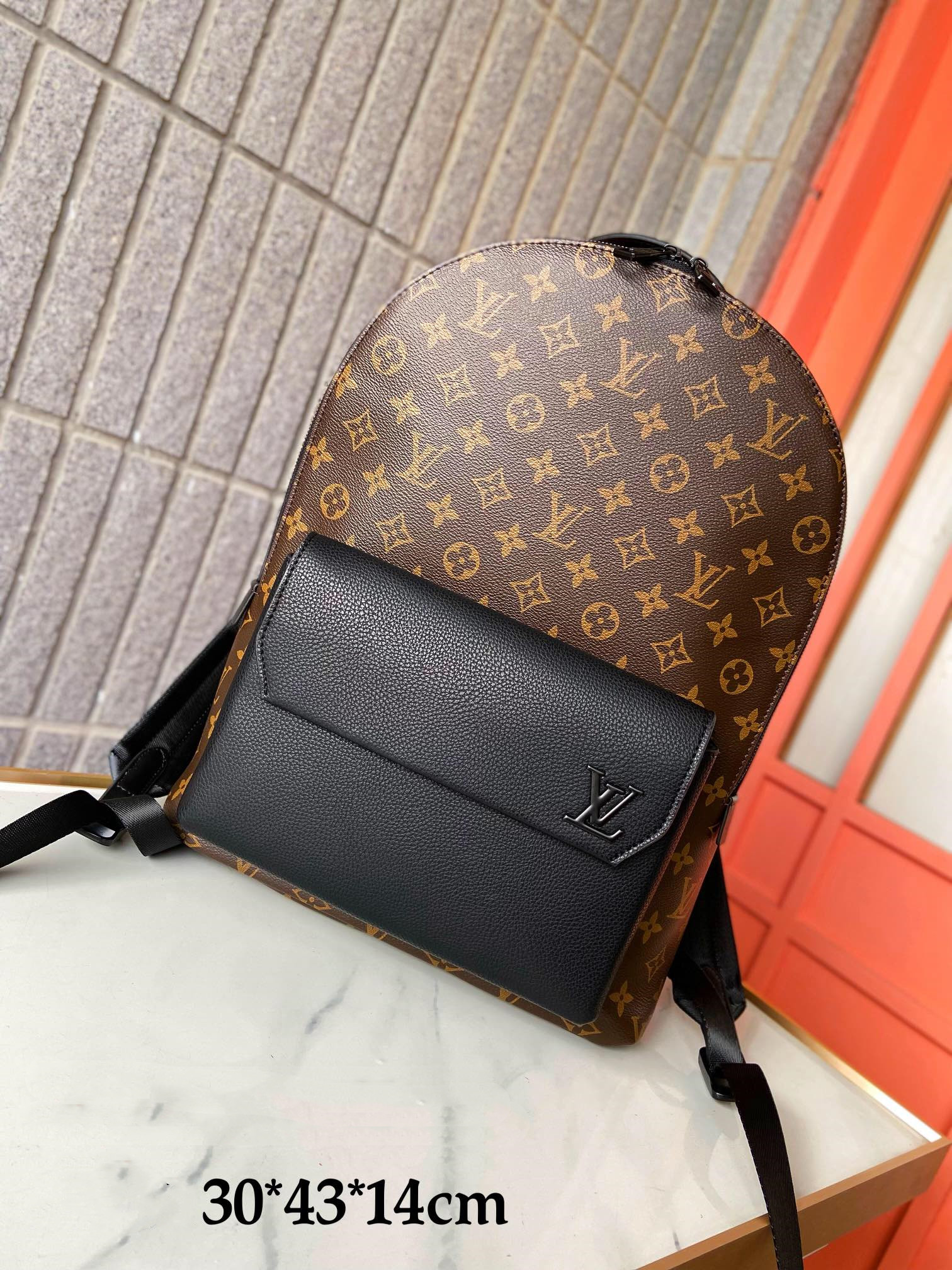 Louis new arrival ????Aerogram backpack bag size : 43 x 30 x 14 cm
