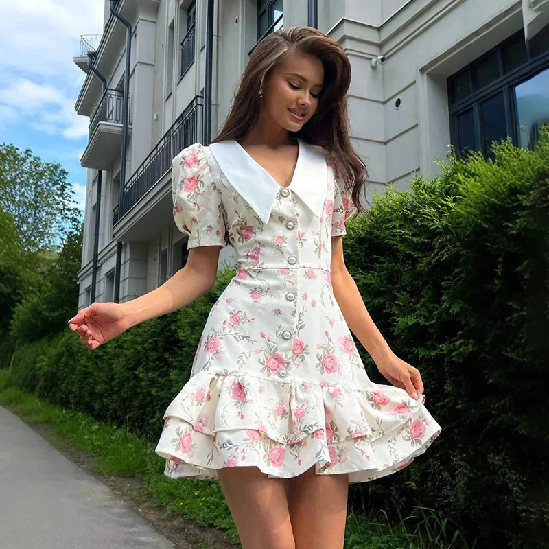 Robe courte à volants avec manches bouffantes