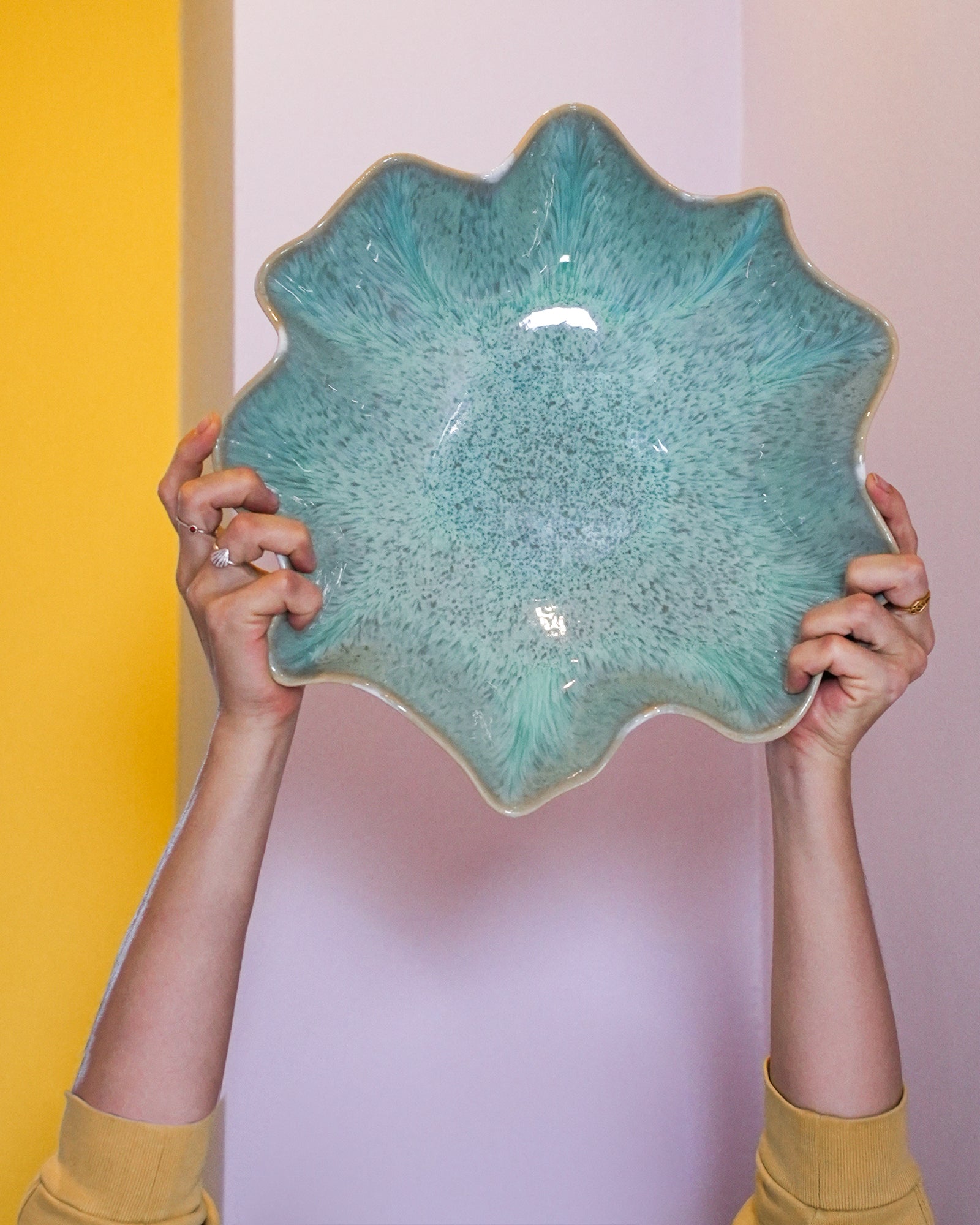 AREIA - LARGE SERVING BOWL SHELL MINT