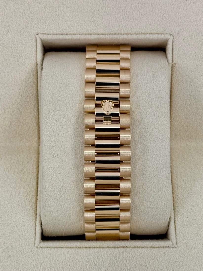 [Super Clone]RLX Day-Date 40mm Yellow Gold President  Mother of Pearl Diamond Baguette Dial - 228238