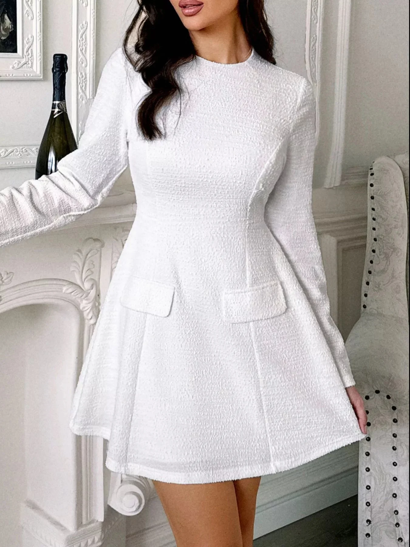 Robe courte à manches longues avec dos ajouré