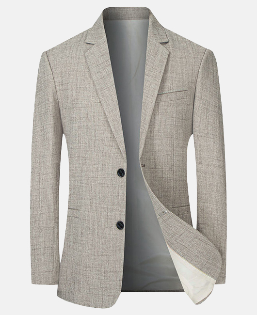 Blazer décontracté chic avec poches utilitaires, revers cranté et boutons.