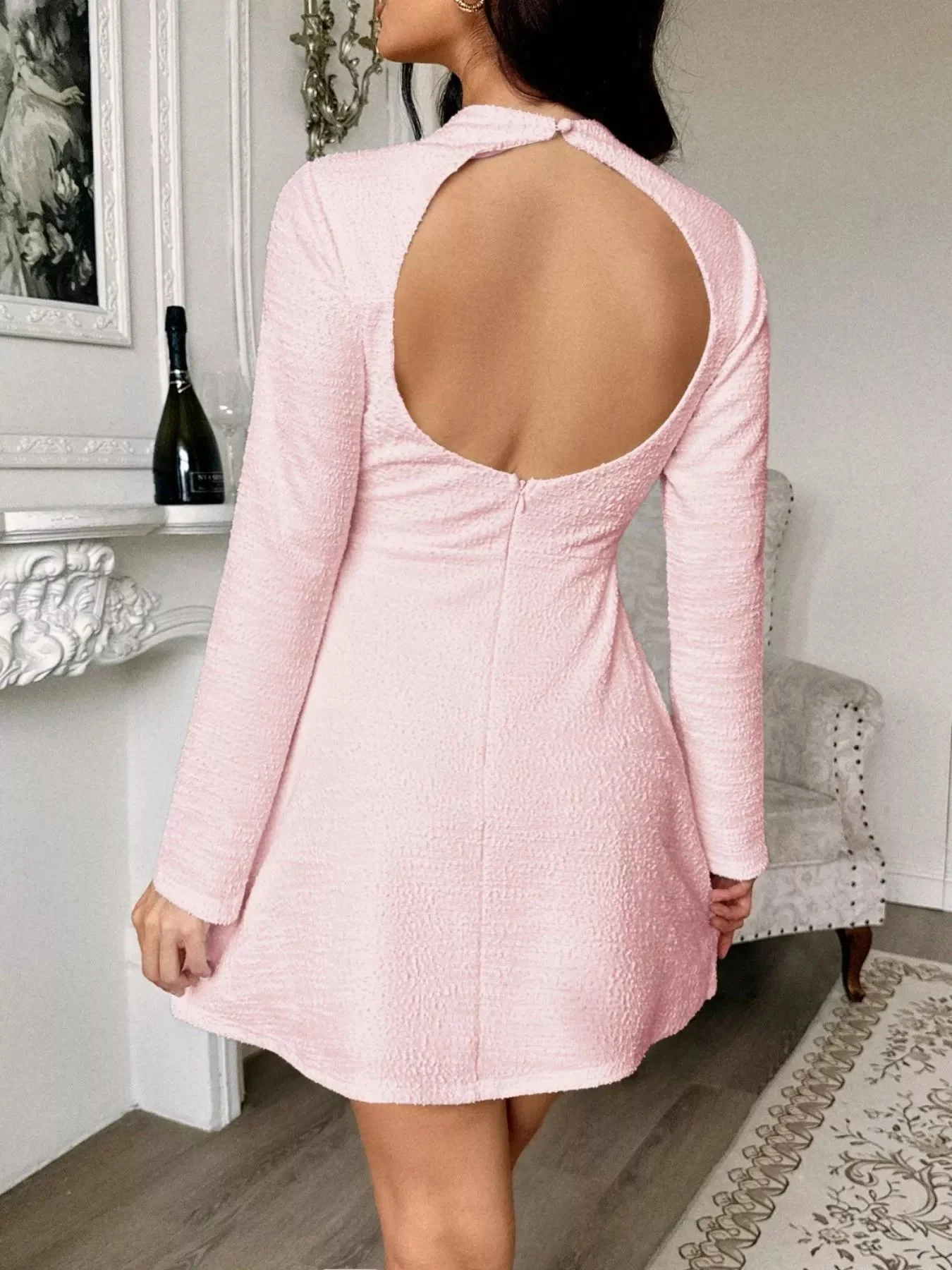 Robe courte à manches longues avec dos ajouré