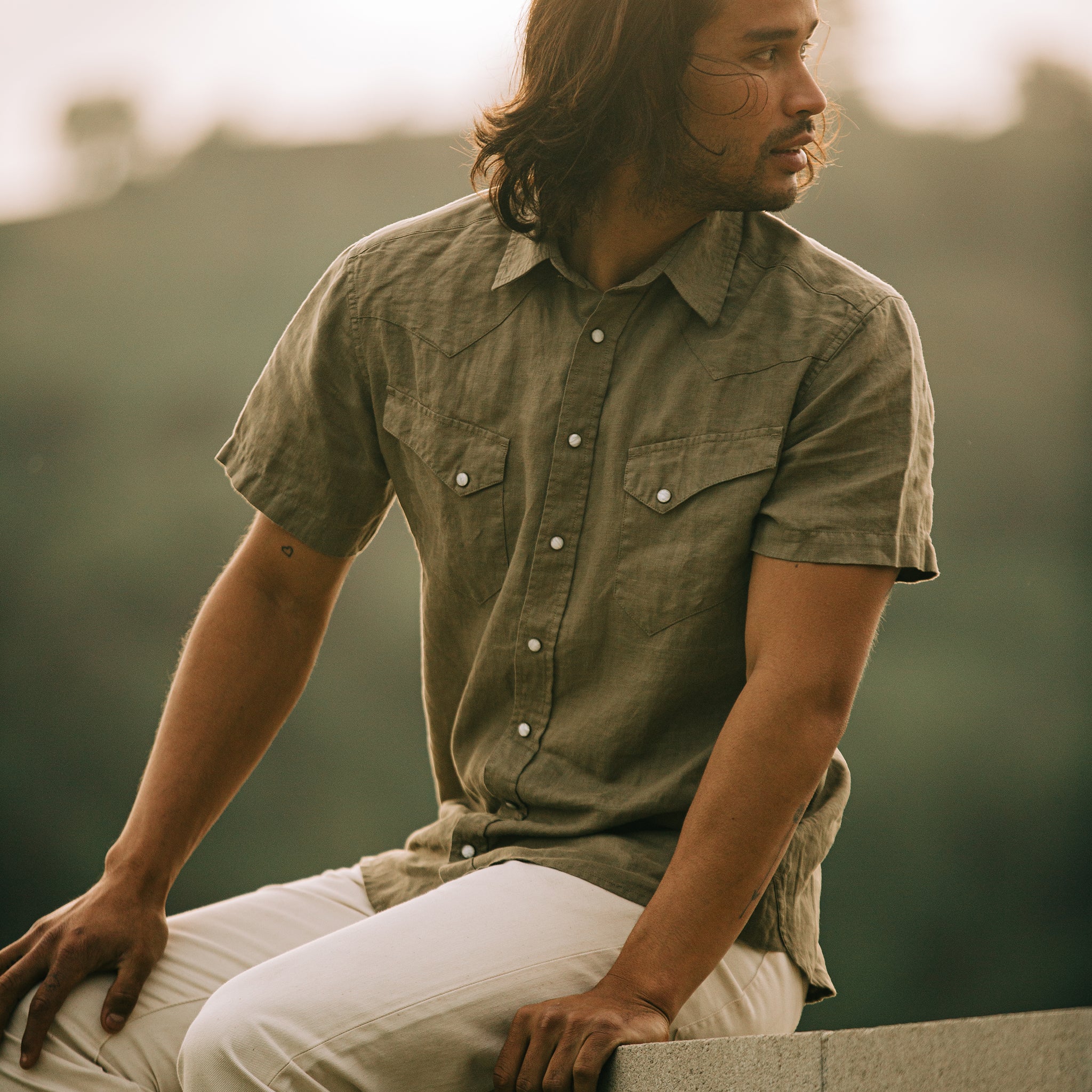 Le pull western à manches courtes en lin olive