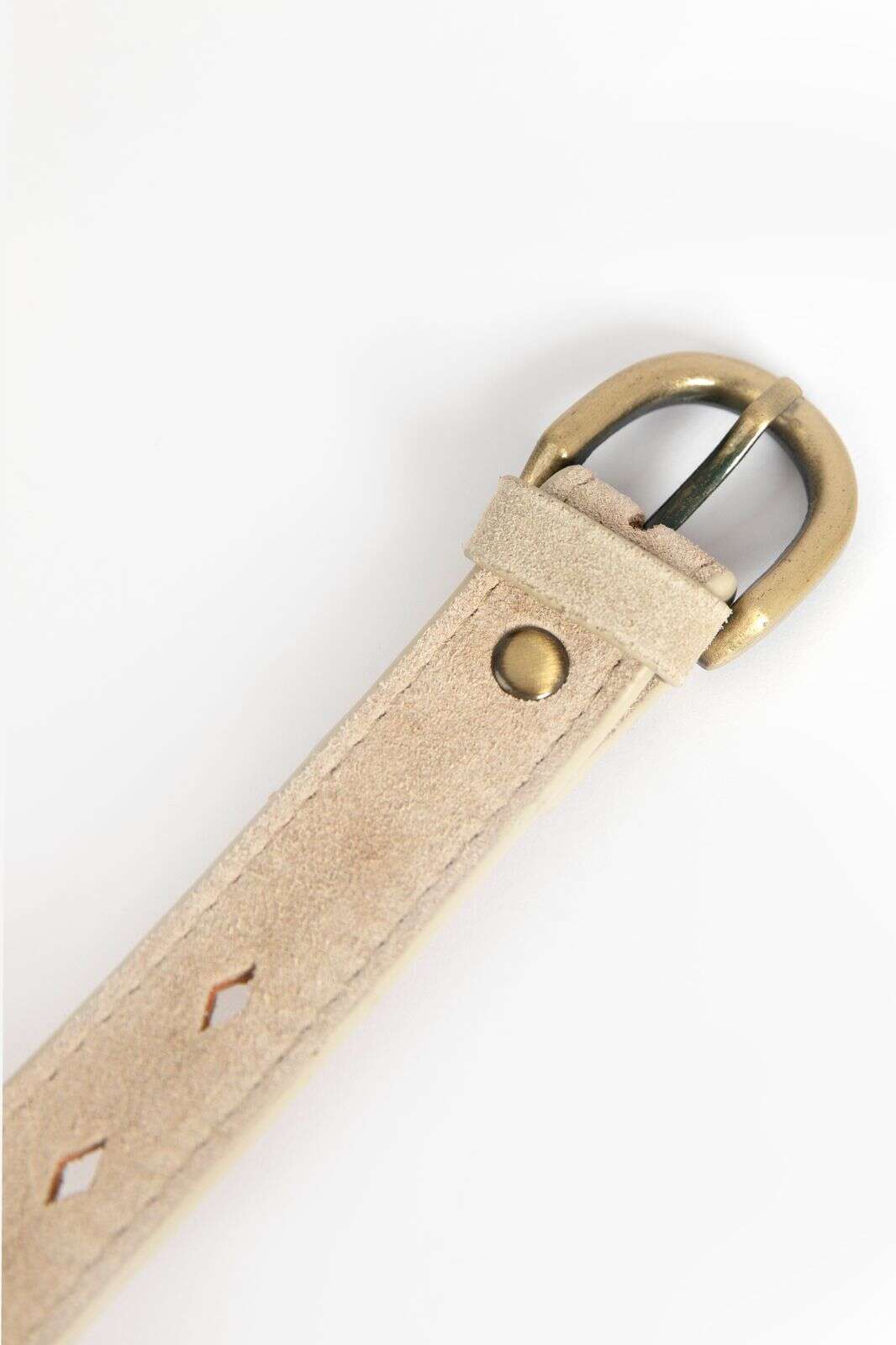 Beige su&egrave;de riem met goudkleurige gesp