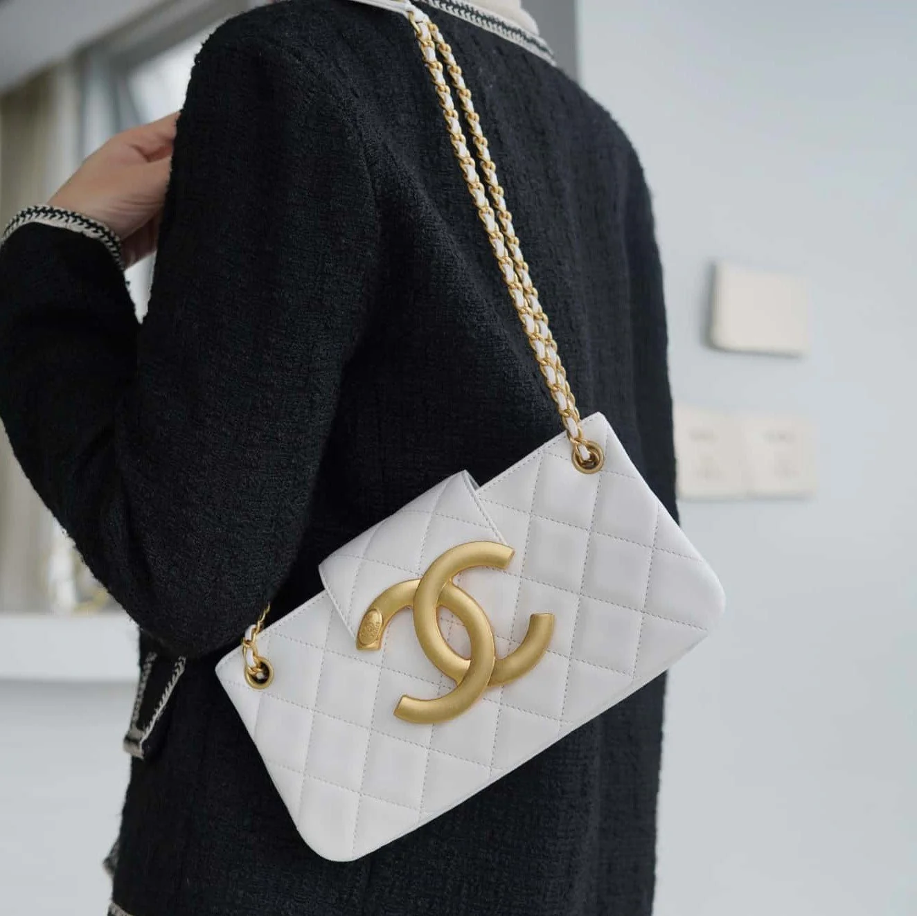 ???????????? ?????? Vintage Logo Quilted Lambskin Shoulder Bag 11.5x24x4.5cm