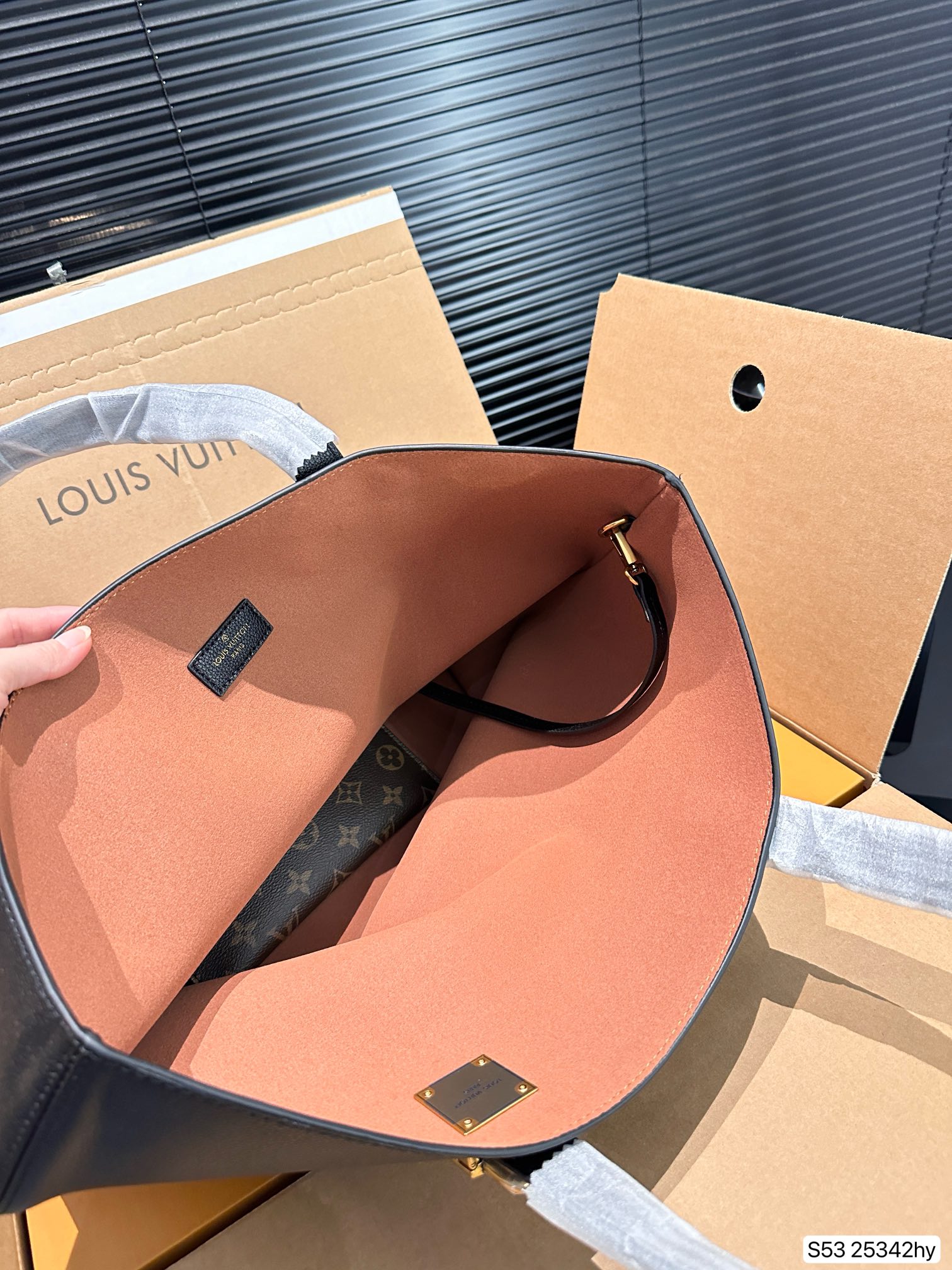 Louis new arrival lock hobo tote bag size��47 * 31 cm