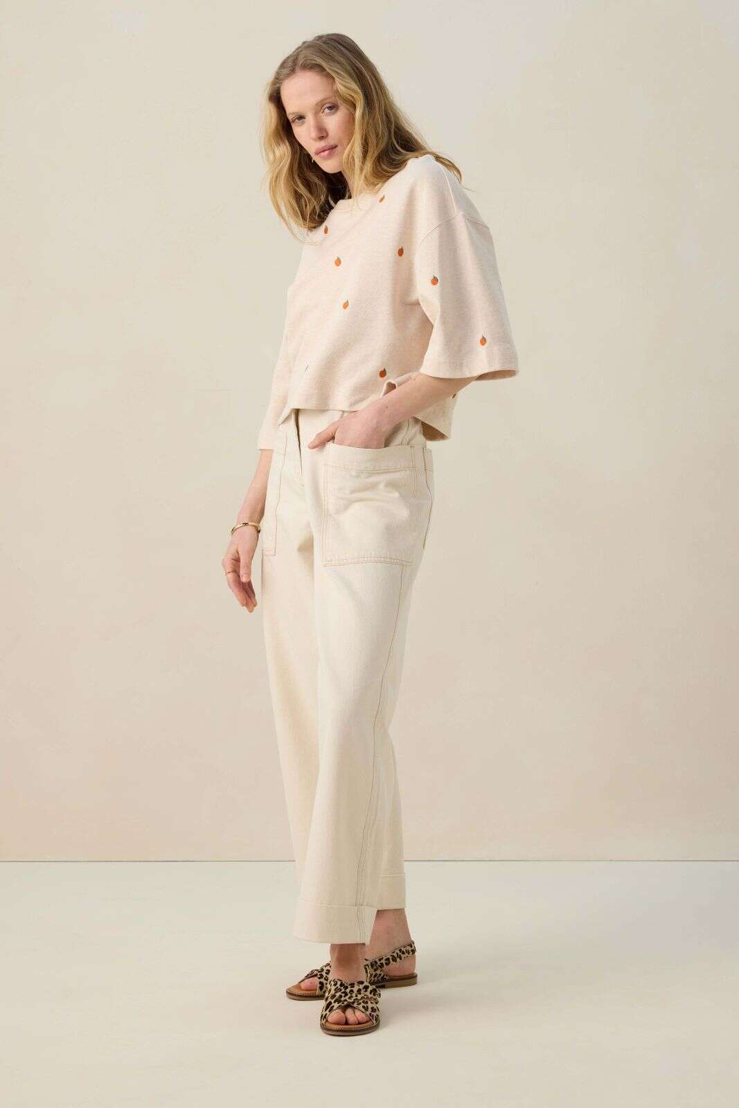 Beige sweater met embroidery