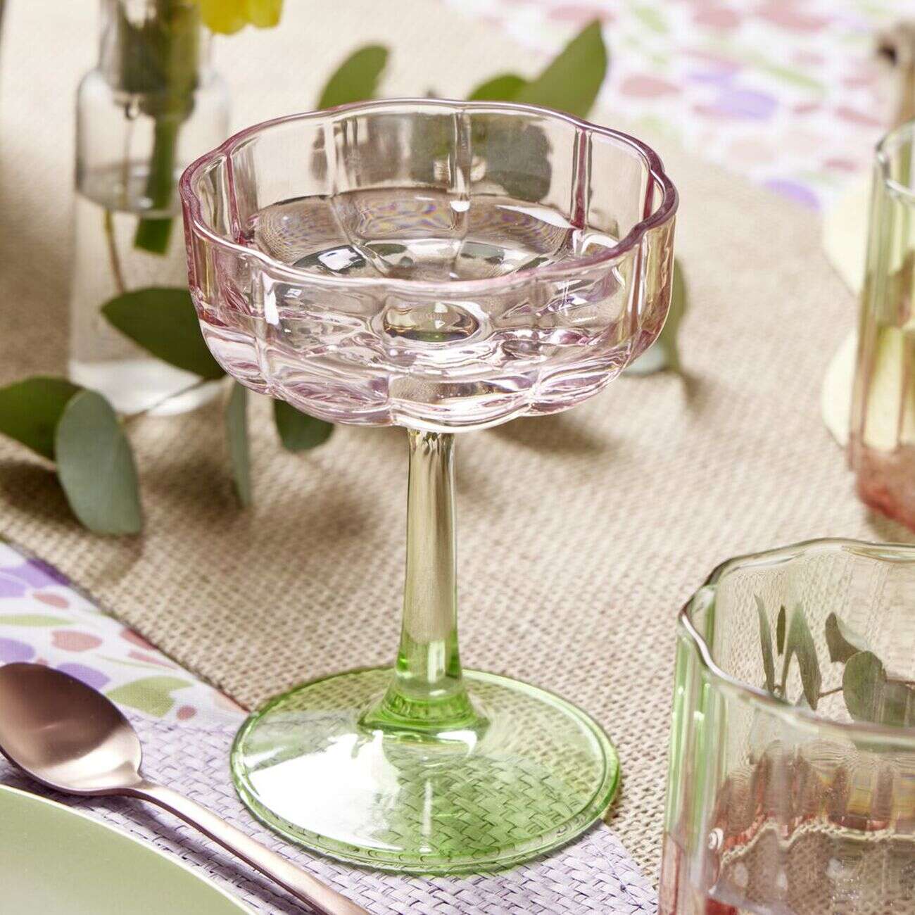 Verre à pied 20cl forme fleur en verre dégradé rose et vert Ø10xH13cm
