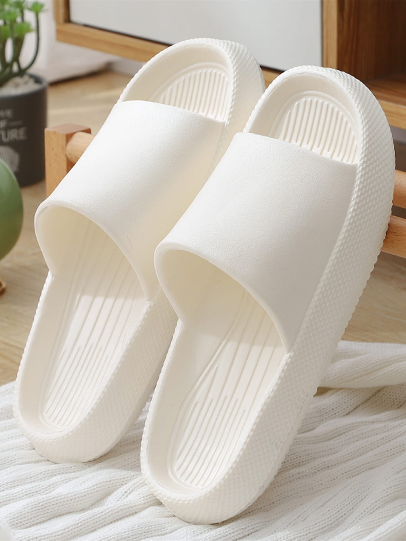 Pantoufles de douche et de salle de bain minimalistes à une seule bride, confortables et à semelle épaisse rembourrée