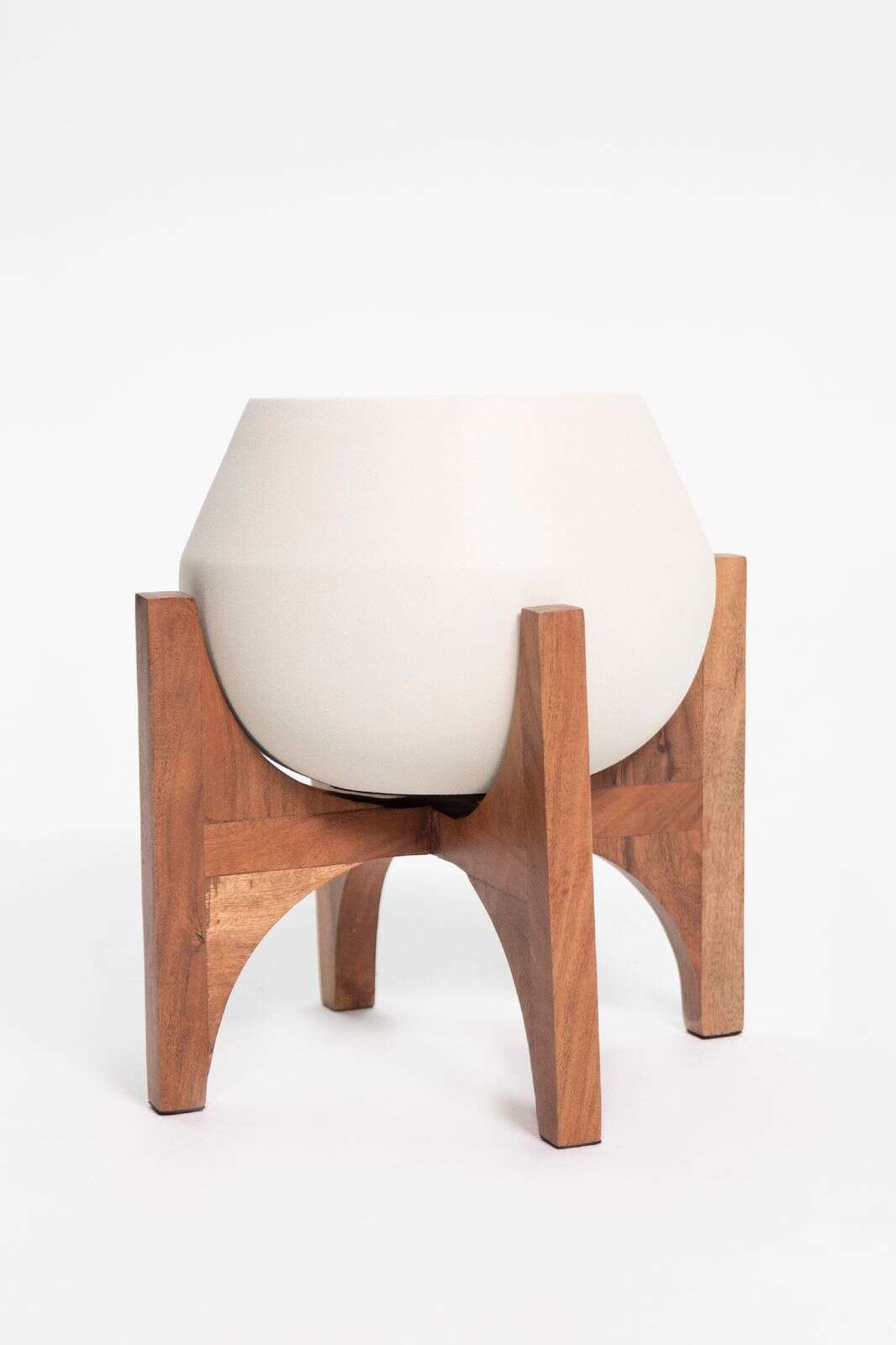 Witte plantenpot met houten standaard