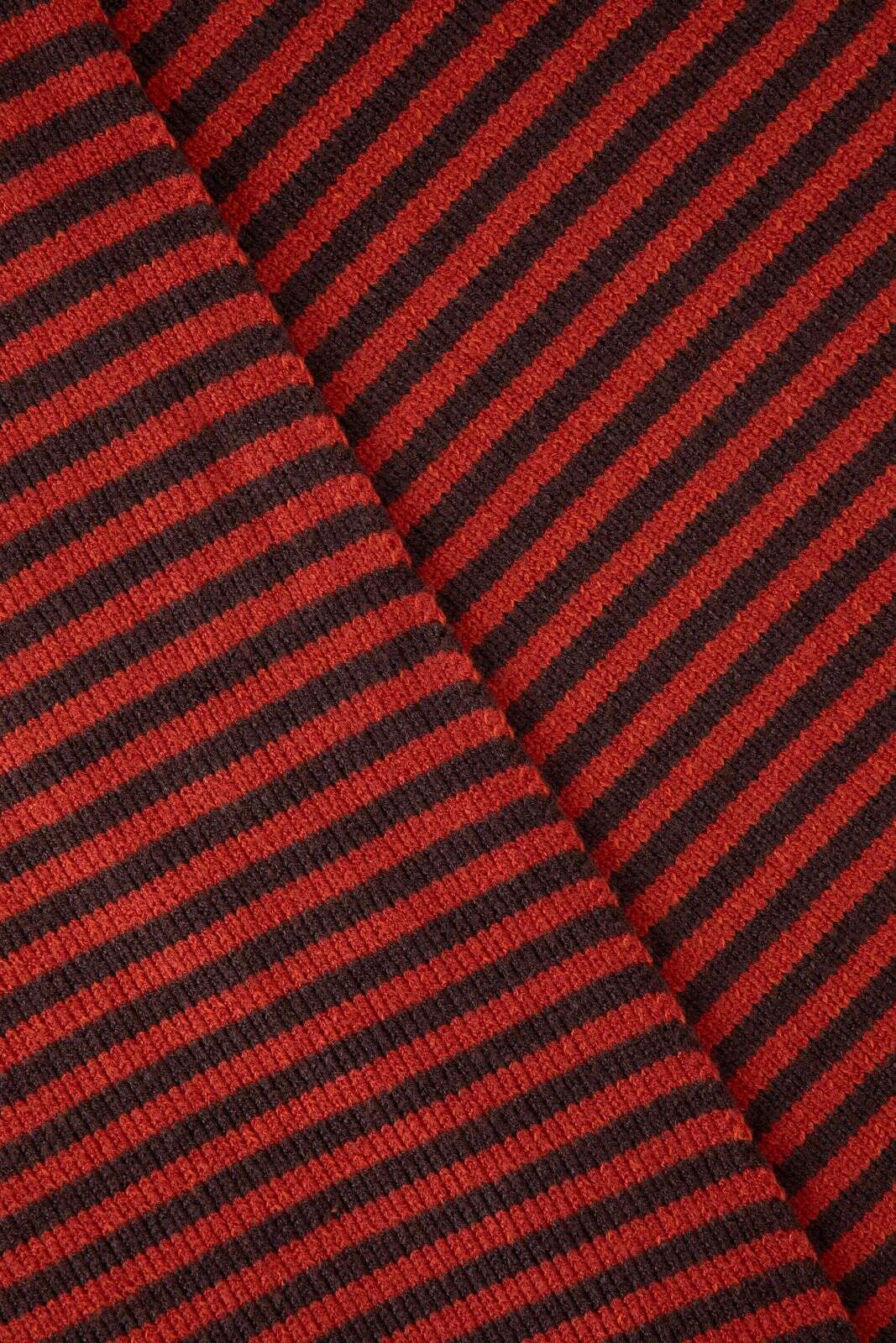 Donkerbruine sjaal met strepen