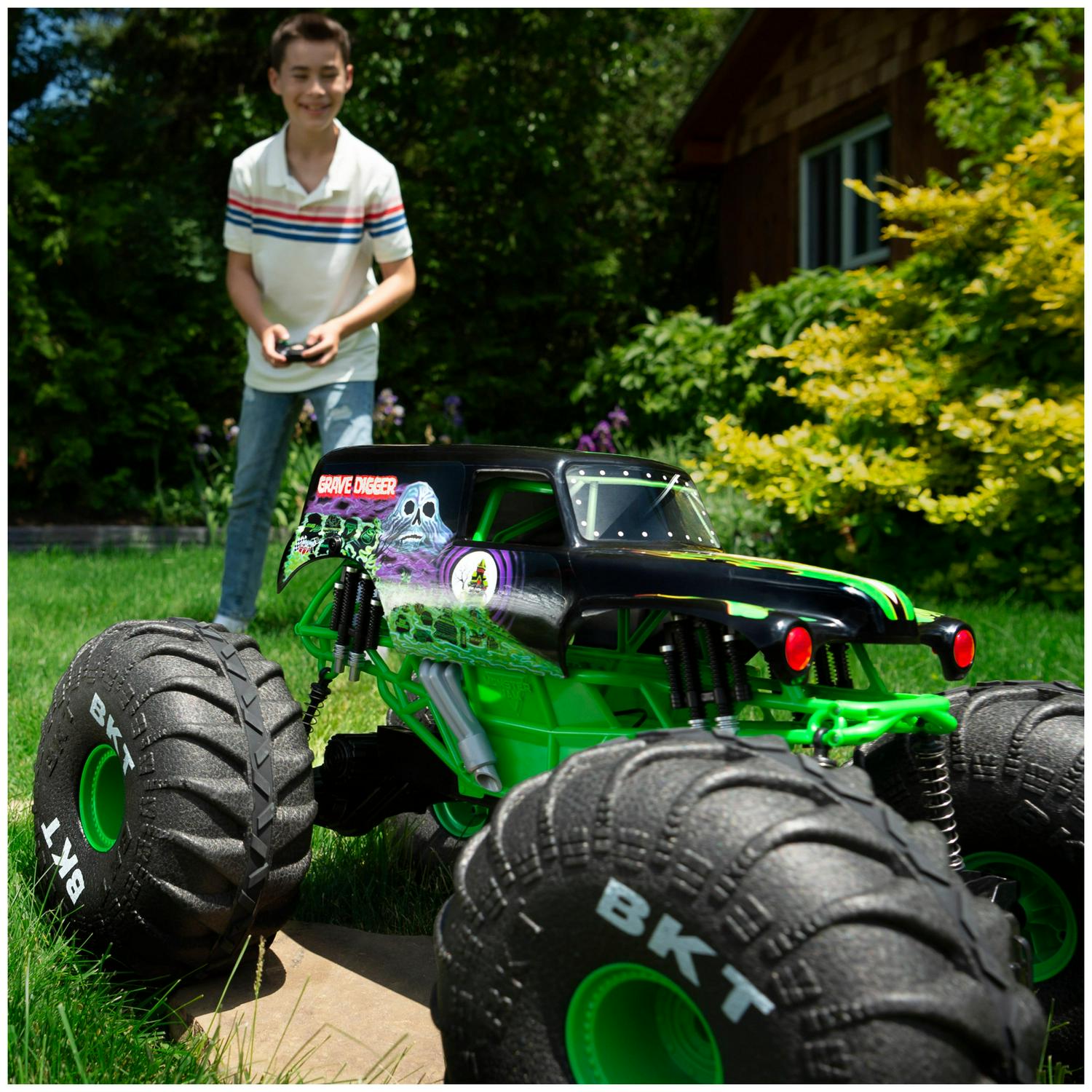 Official Mega Grave Digger All-Terrain Remote Control Monster Truck with Lights. 1:6 Scale. Kids Toys for Boys and Girls Ages 4-6+ - Image 7