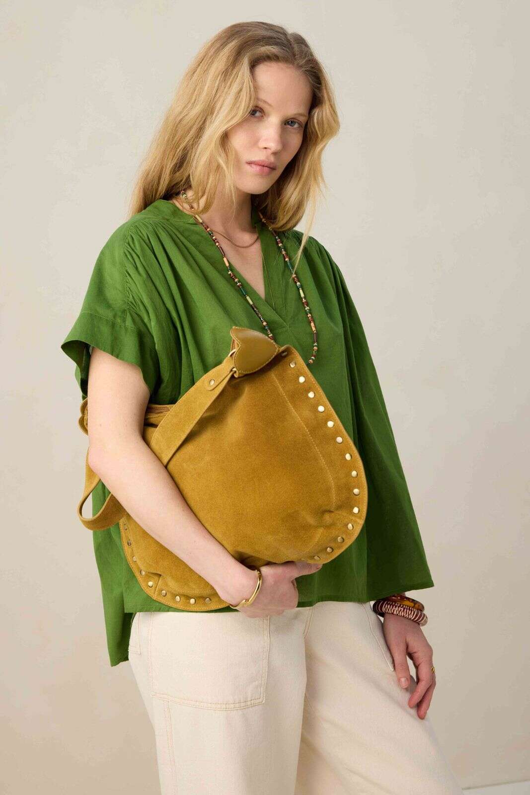 Donkergele suede shopper met studs