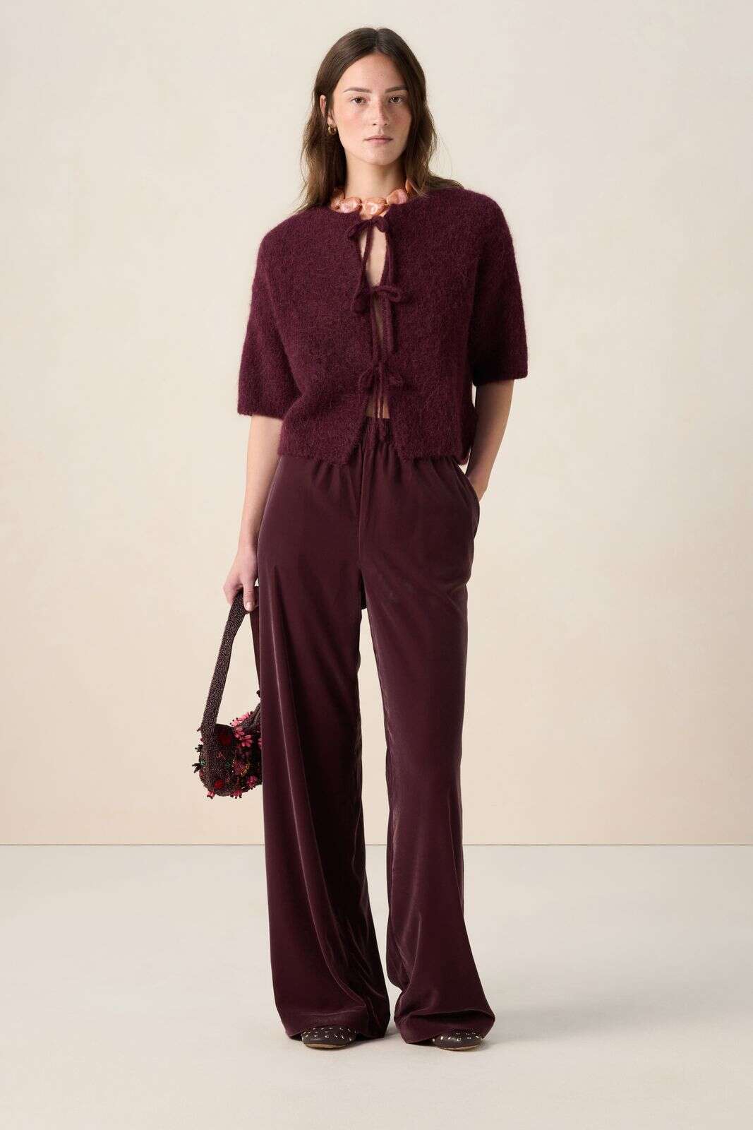 Donkerrood wollen vest met strikjes