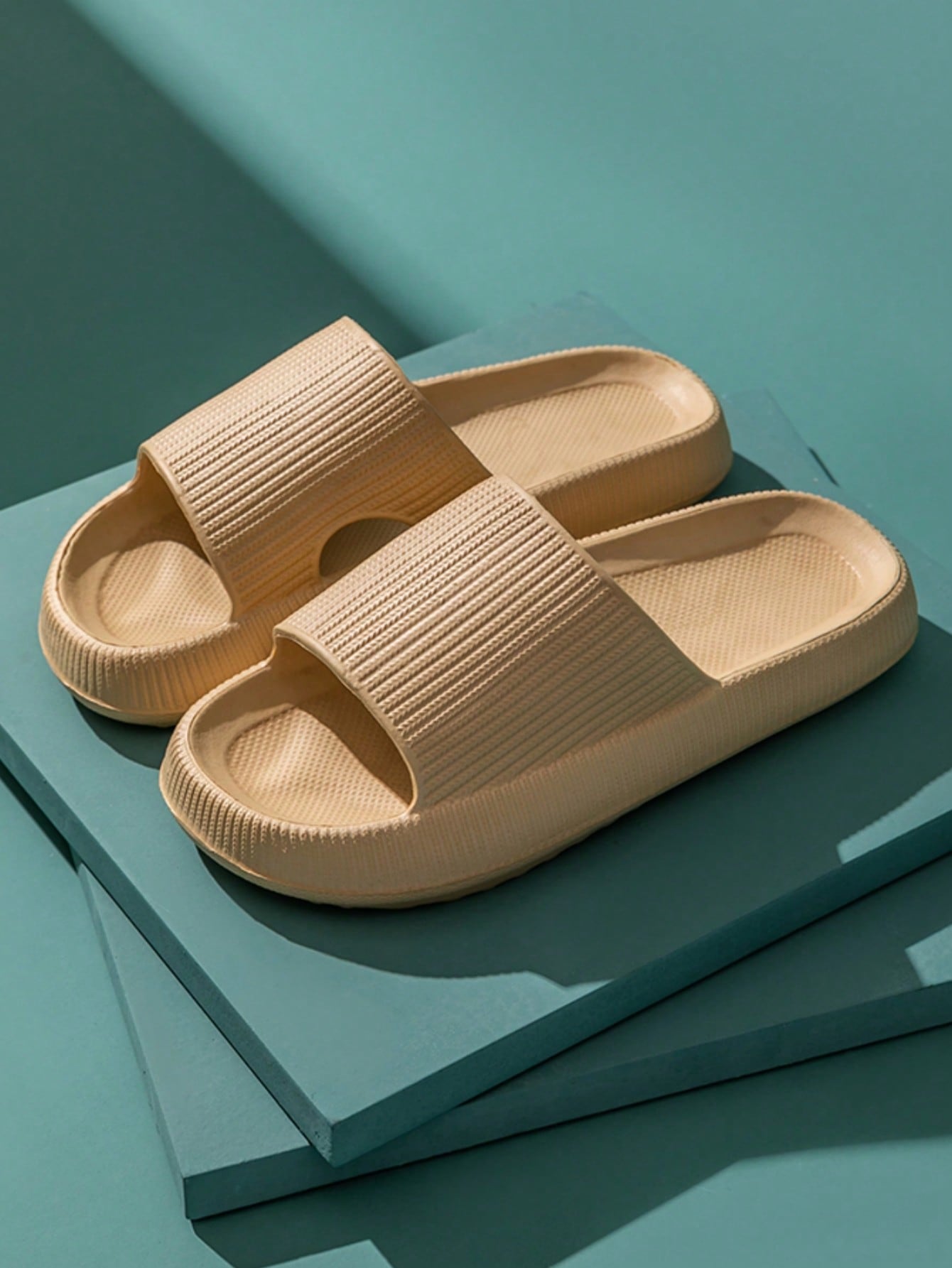 Pantoufles d'été antidérapantes à semelle épaisse en plastique kaki, pantoufles décontractées à enfiler pour femmes, pantoufles en plastique kaki pour femmes