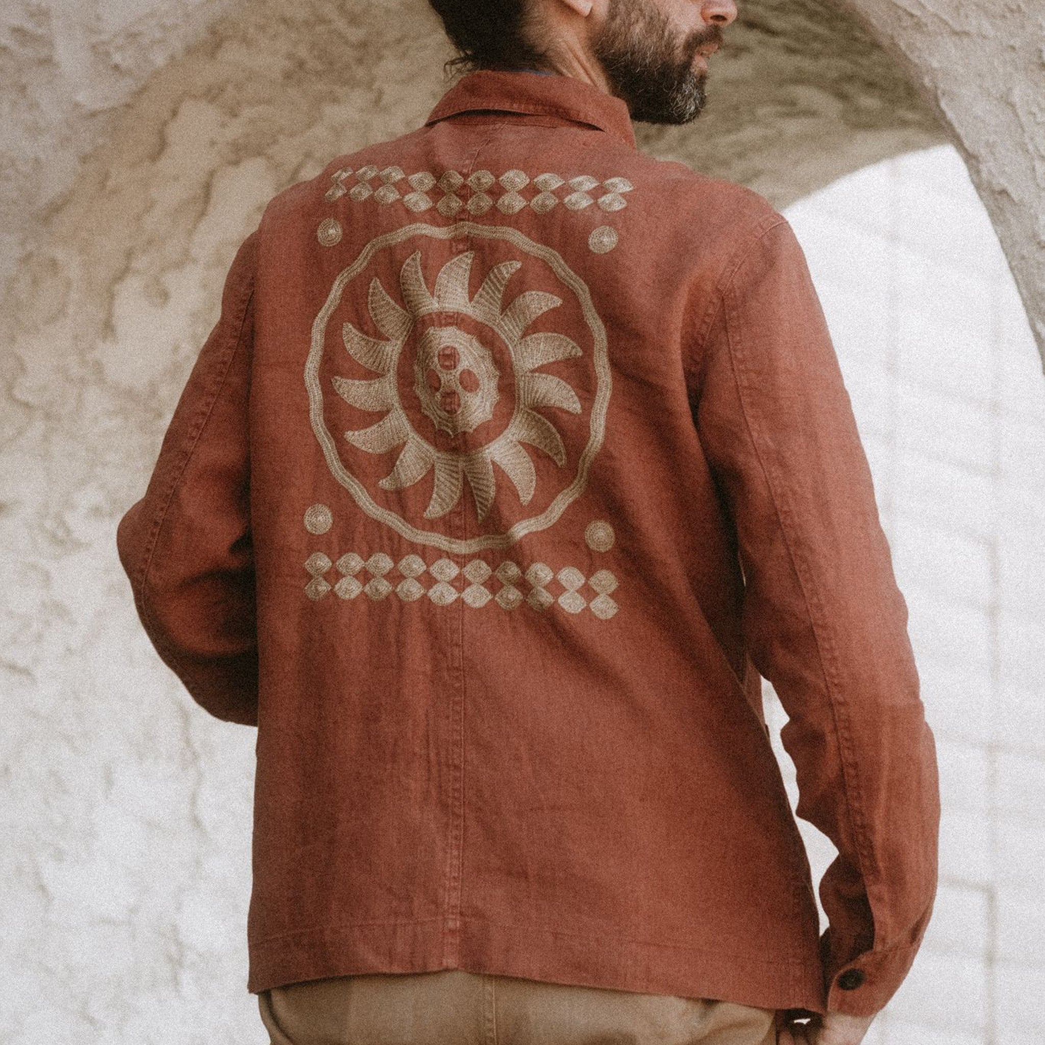La veste Ojai brodée en chanvre de Guajillo séché