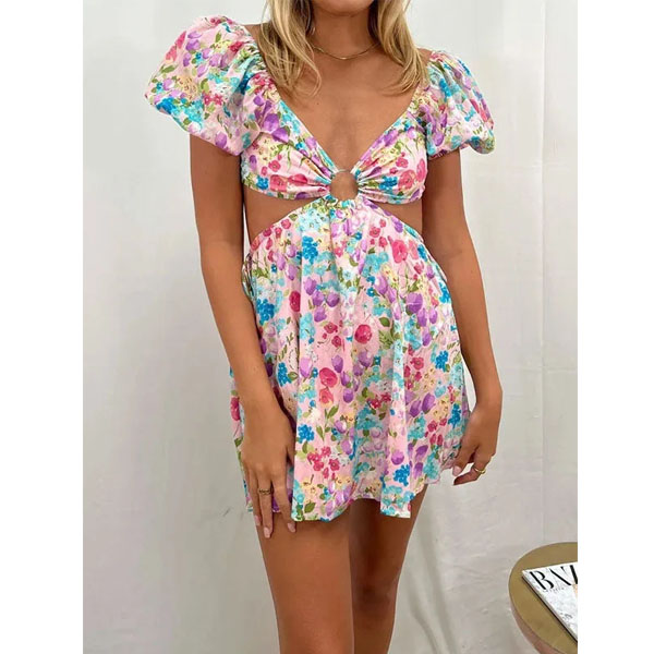 Robe courte à imprimé floral coloré et découpes