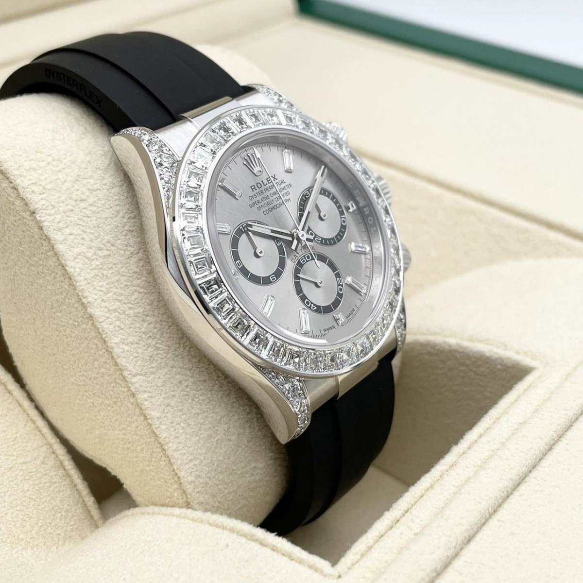 [Super Clone]Rolex Cosmograph Daytona 40mm White Gold Diamond Baguette Silver Dial Diamond Bezel Oysterflex - 126539TBR