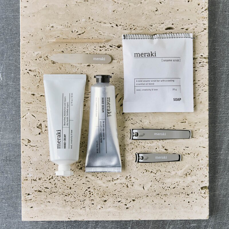 Gavesett med håndkrem, serum, såpe og neglesett