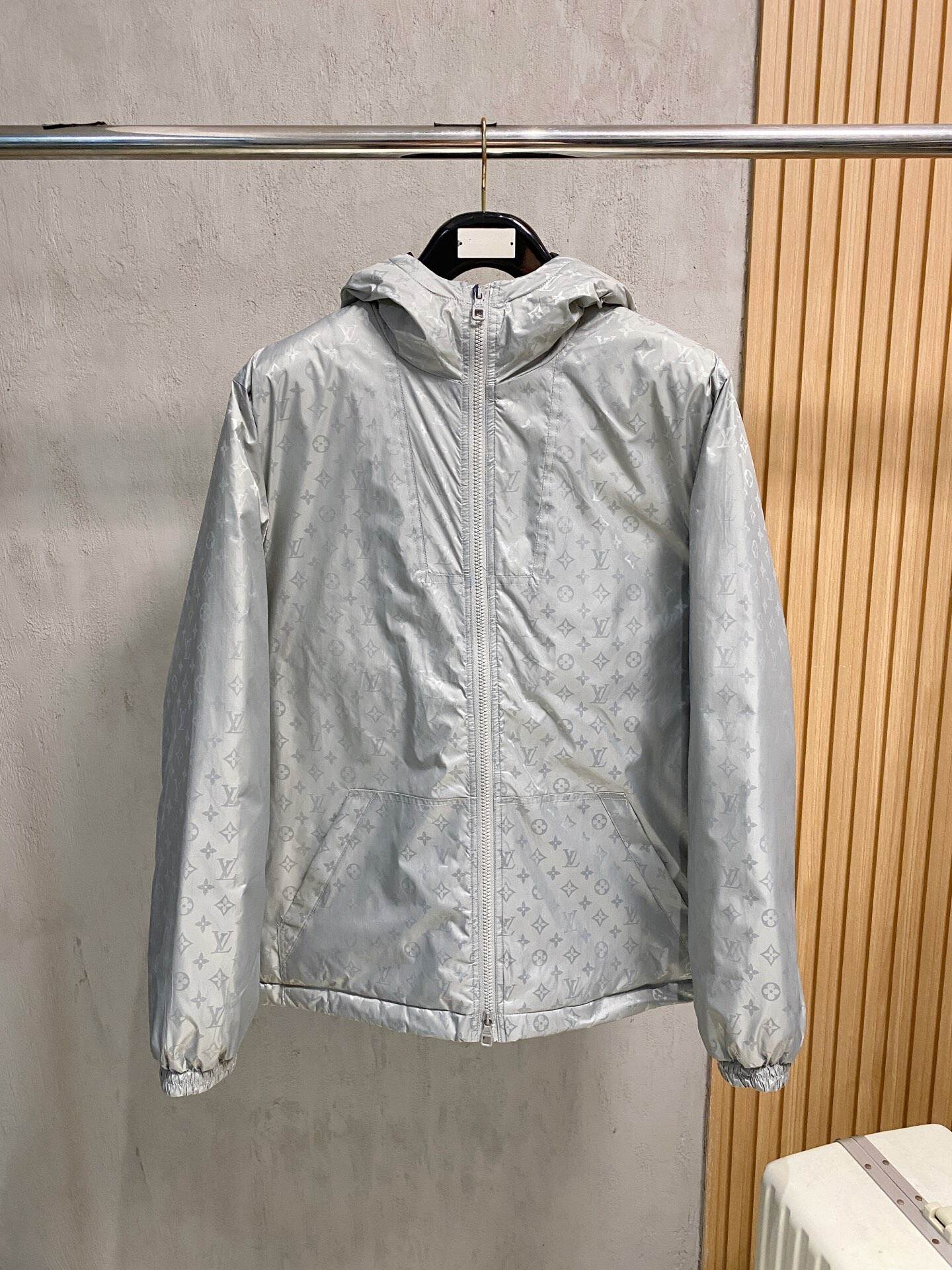 LOUIS VUITTON 2025年新作 LV ダウンジャケット フルロゴプリント ユニセックスモデル  MONCLER