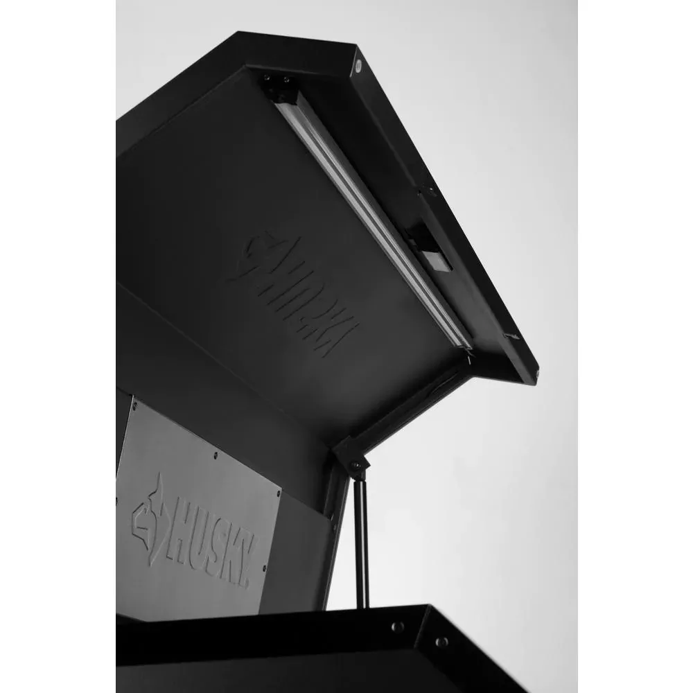 Coffre à outils industriel 52 po L x 21,5 po P à 6 tiroirs avec surface de travail coulissante et éclairage DEL, noir mat