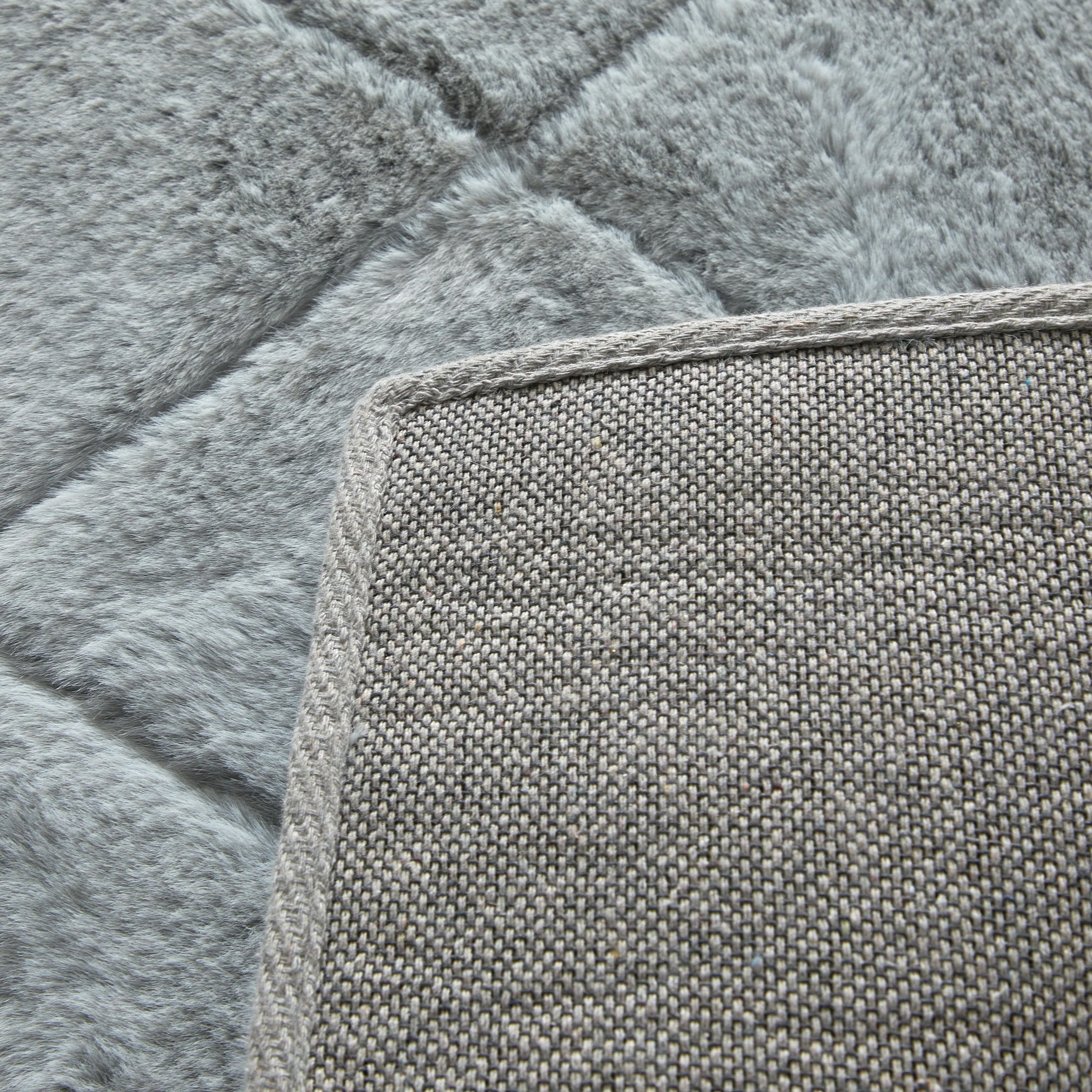 Better Homes & Gardens Diamond Faux Fur Bedroom Rug, Gray, 5'x7'