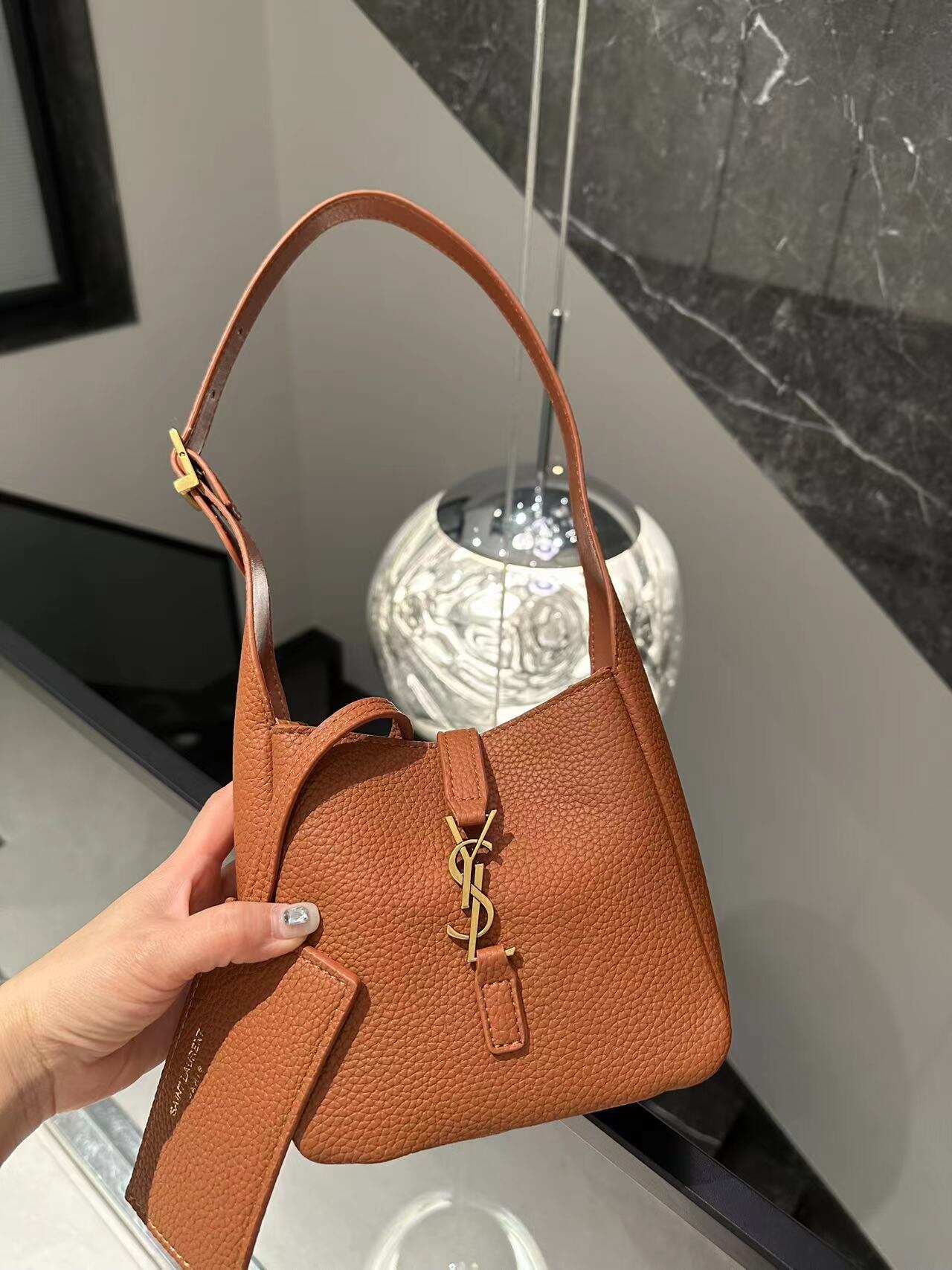 YSL【サンローラン】LE5A7 BABY ソフト グレインレザー