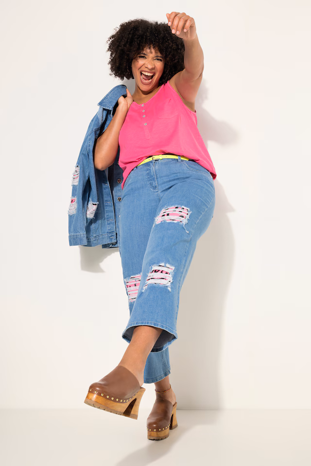 Jeans with wide legs and distressed details