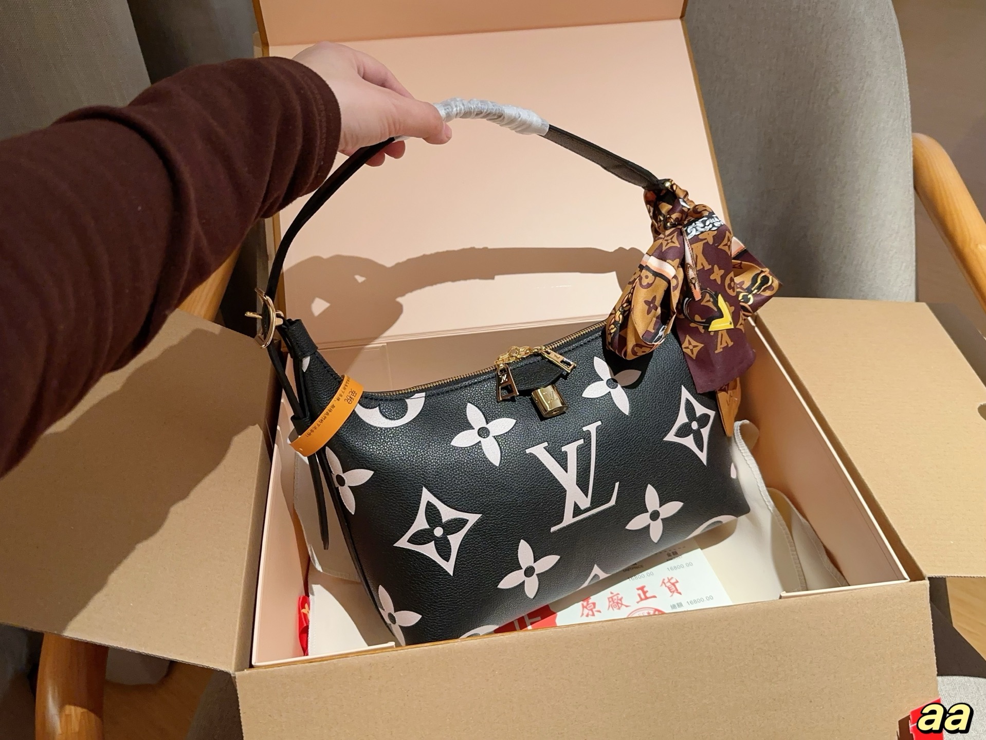 Louis new arrival hobo lock bag size:28*18*10 cm