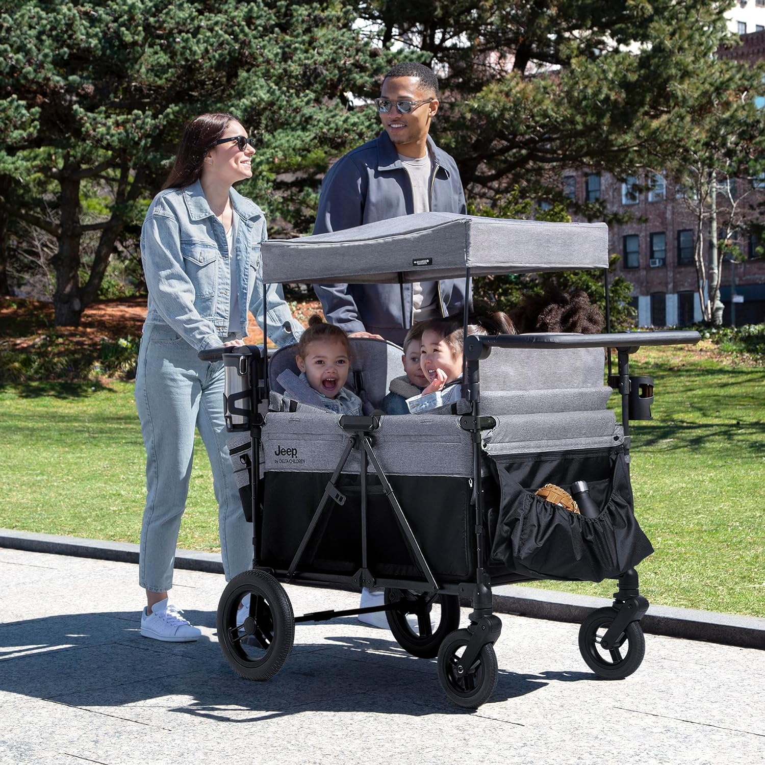 Poussette-wagon Jeep Wrangler Deluxe 4 places de Delta Children - Poussette-wagon quadruple haut de gamme pour 4 enfants