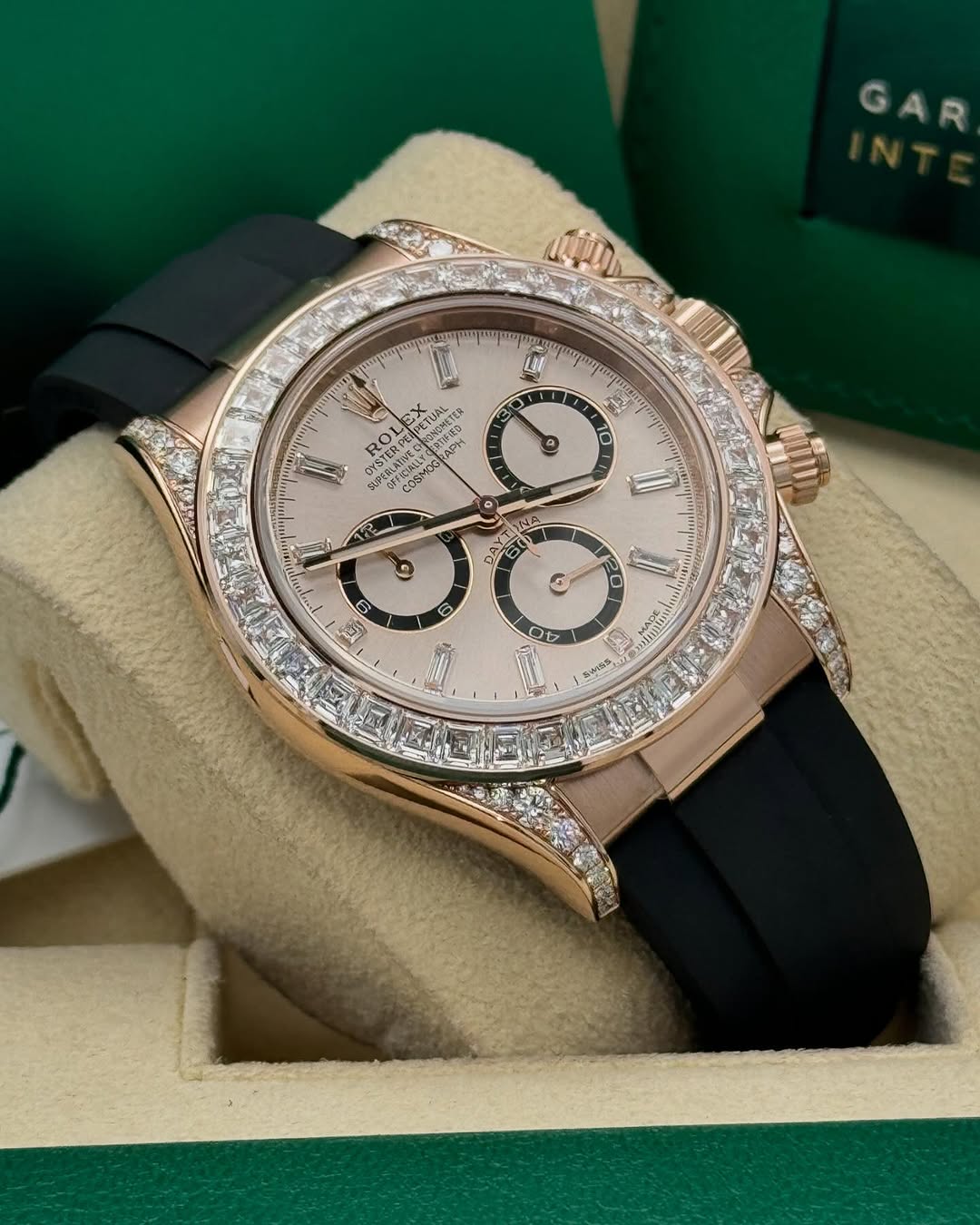 [Super Clone]Rolex Cosmograph Daytona 40mm Rose Gold Diamond Baguette Sundust Dial Diamond Bezel Oysterflex - 126535RBR