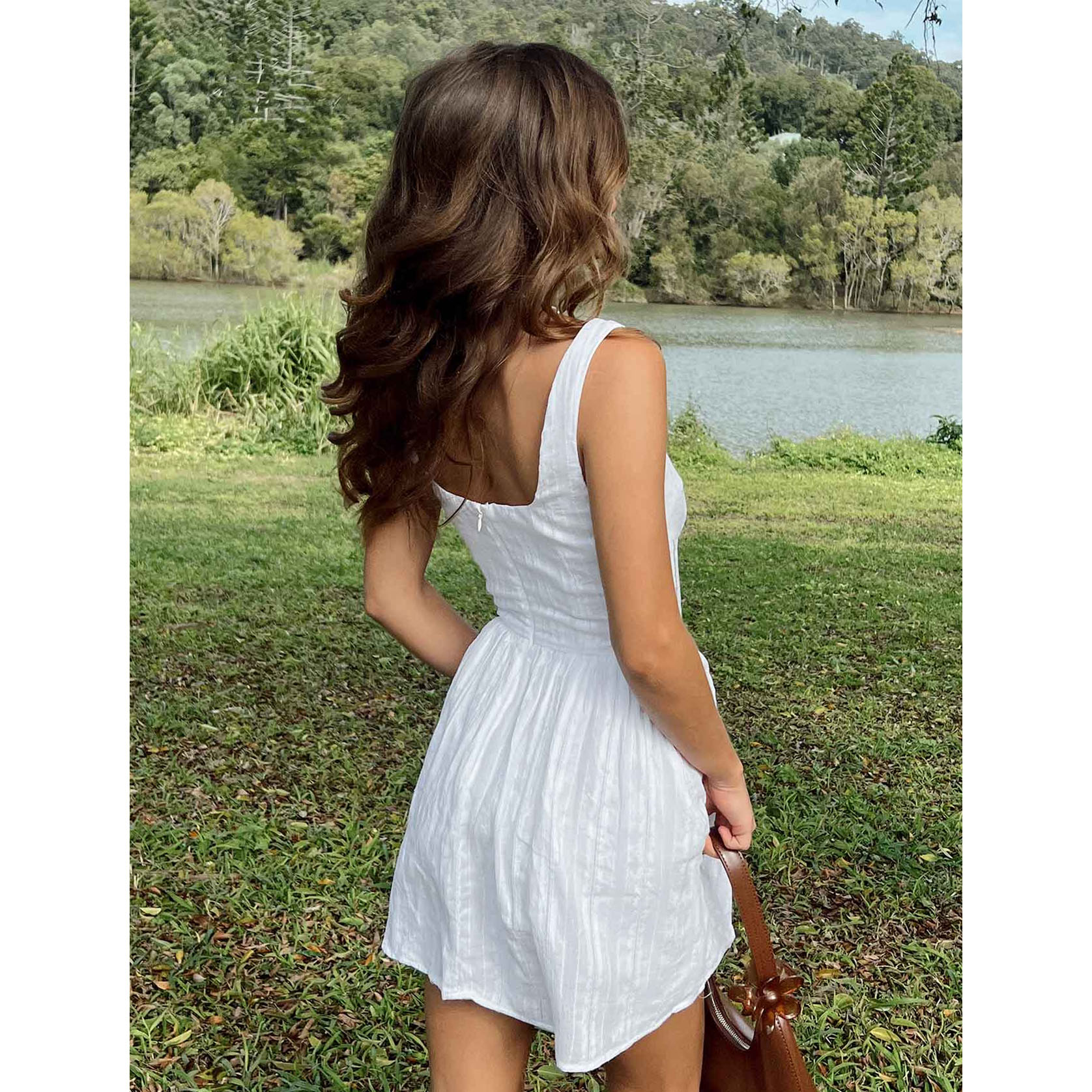Robe courte unie à col carré