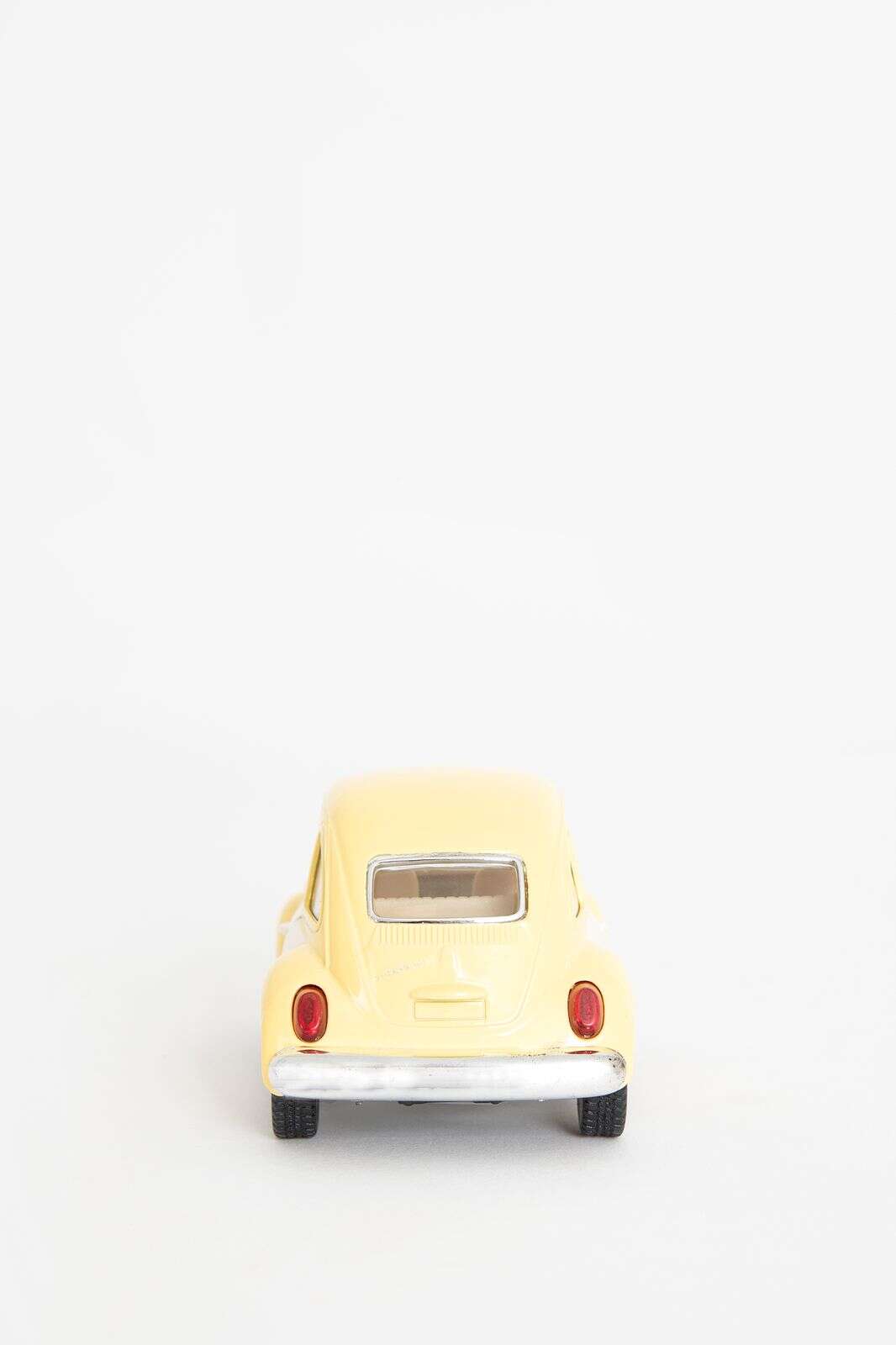 Metalen volkswagen beetle pastel lichtgeel