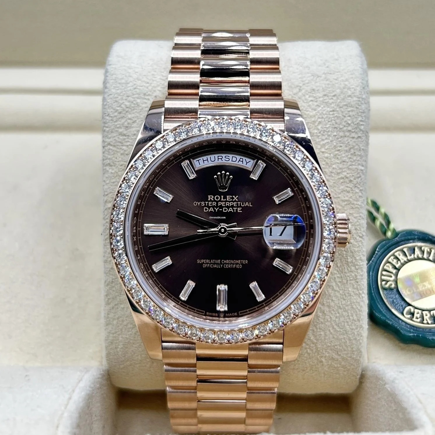 [Super Clone]RLX  Day-Date 40mm Chocolate Baguette Diamond Dial Diamond Bezel Dial Watch 228345RBR【Super Clone】