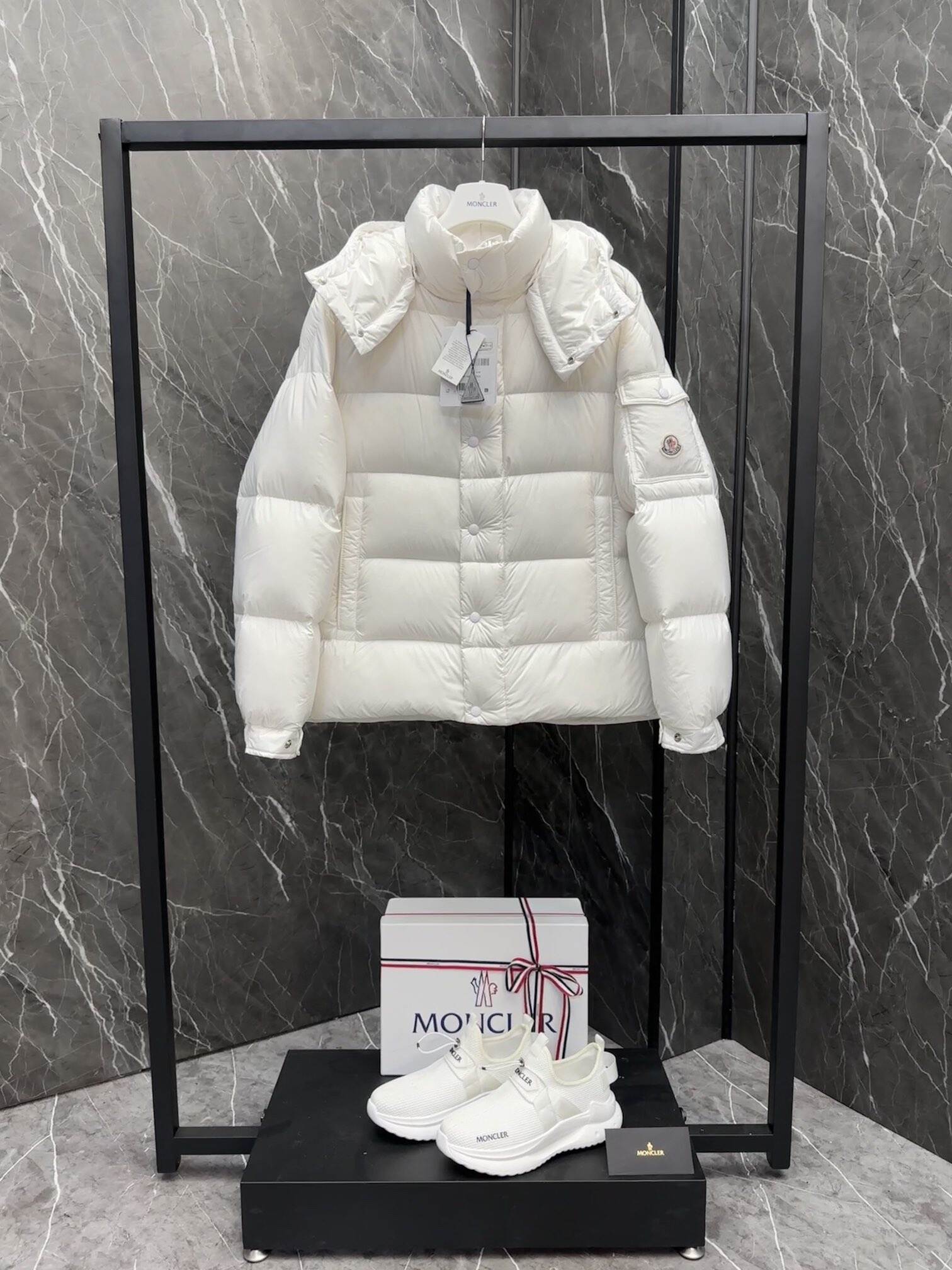 【公式認定ストア】MONCLERモンクレール 定番ダウンコート 限定発売中！多くの著名人やセレブに愛用されています! 爆買い！即完売必至 MAYA（ユニセックス）