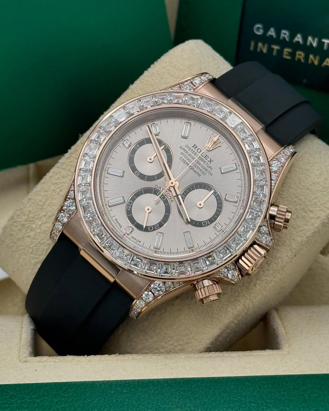 [Super Clone]Rolex Cosmograph Daytona 40mm Rose Gold Diamond Baguette Sundust Dial Diamond Bezel Oysterflex - 126535RBR
