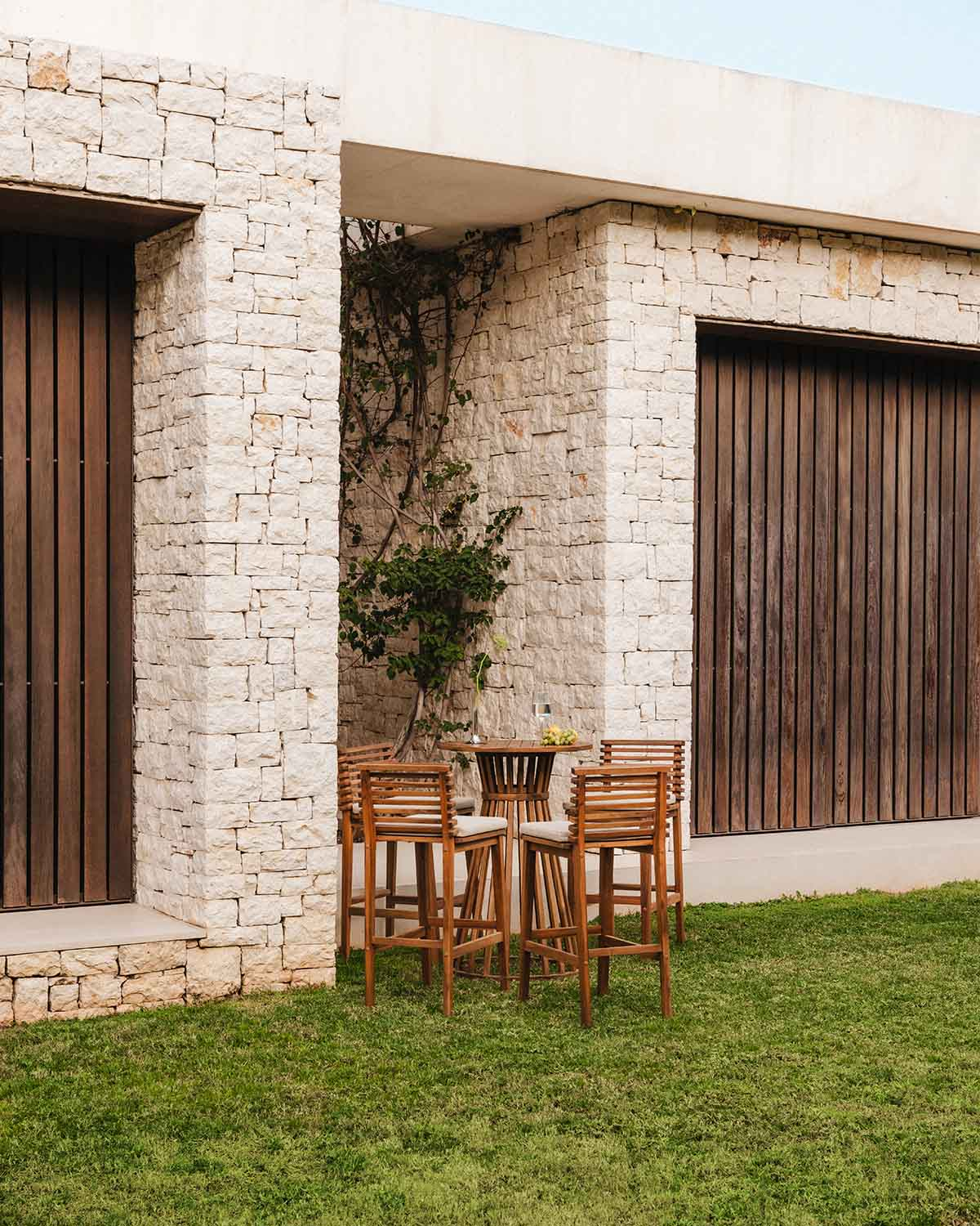 Hazan - Set de Mesa Alta (Ø70 cm) y 4 Taburetes Altos de Madera de Acacia y Tela (75 cm) de Exterior Hazan