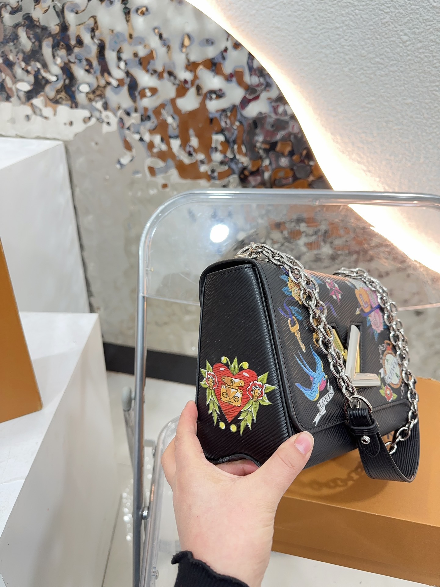 Louis new arrival TWIST bag size??23 * 16 cm