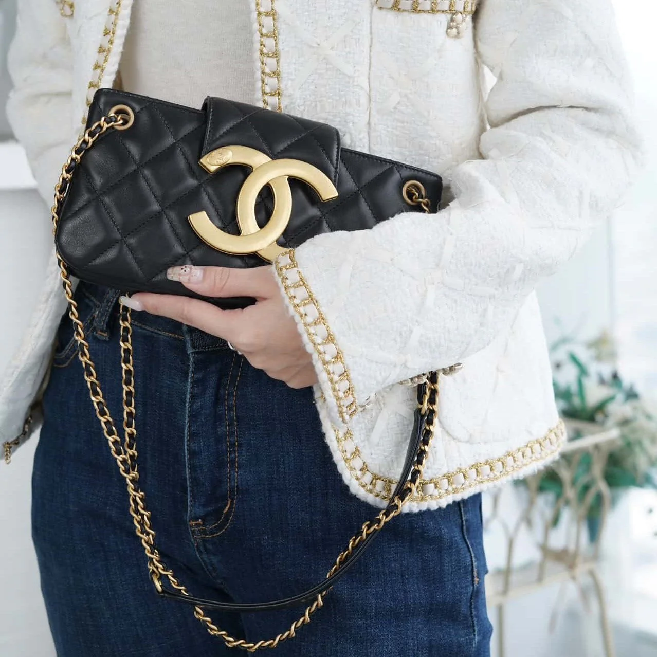 ???????????? ?????? Vintage Logo Quilted Lambskin Shoulder Bag 11.5x24x4.5cm