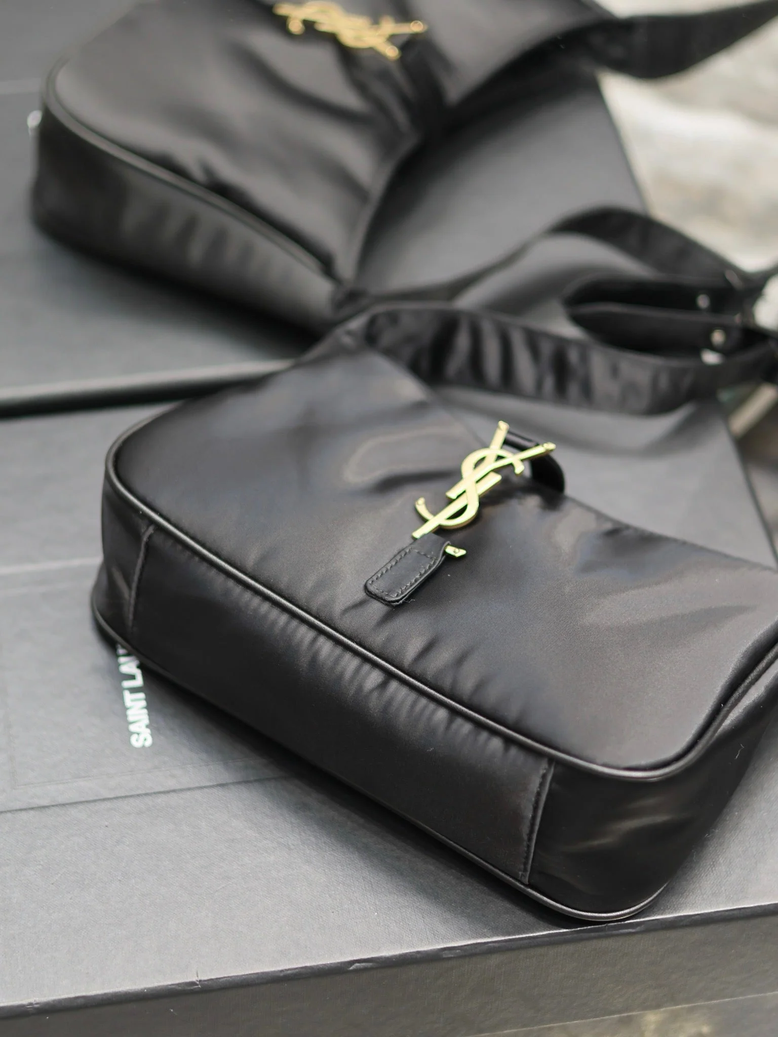 YSL Le5��7 Hobo Black Bag Gold Hardware 25x15x6cm