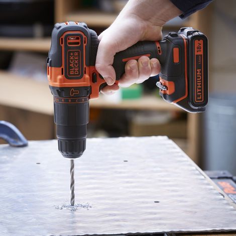 BLACK+DECKER Perceuse à percussion sans fil - 18 V - 1,5 Ah - 2 Vitesses - 104 accessoires - Livrée en boite à outil (BDCHD18S1KA-QW) — vue 4