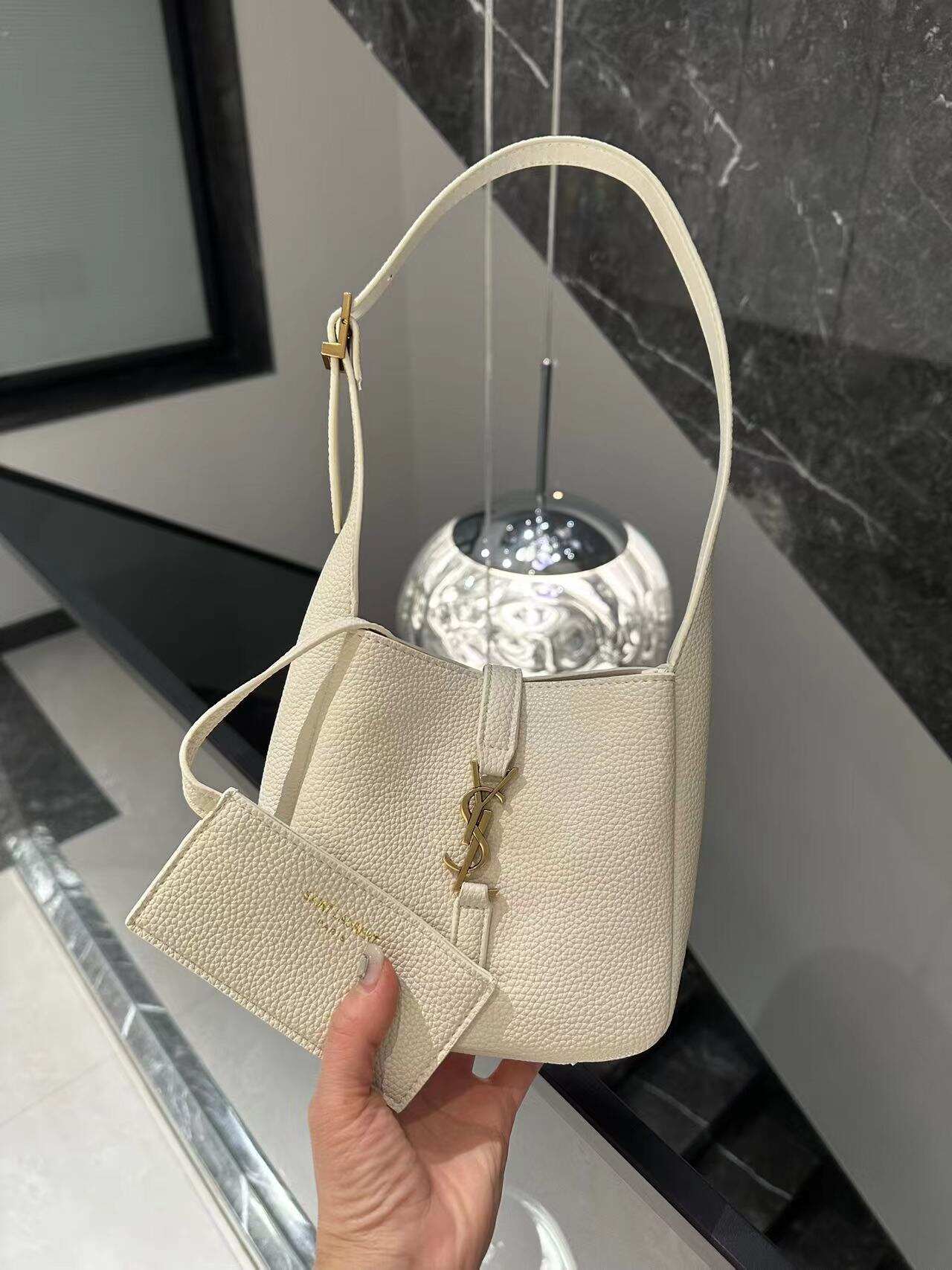 YSL【サンローラン】LE5A7 BABY ソフト グレインレザー