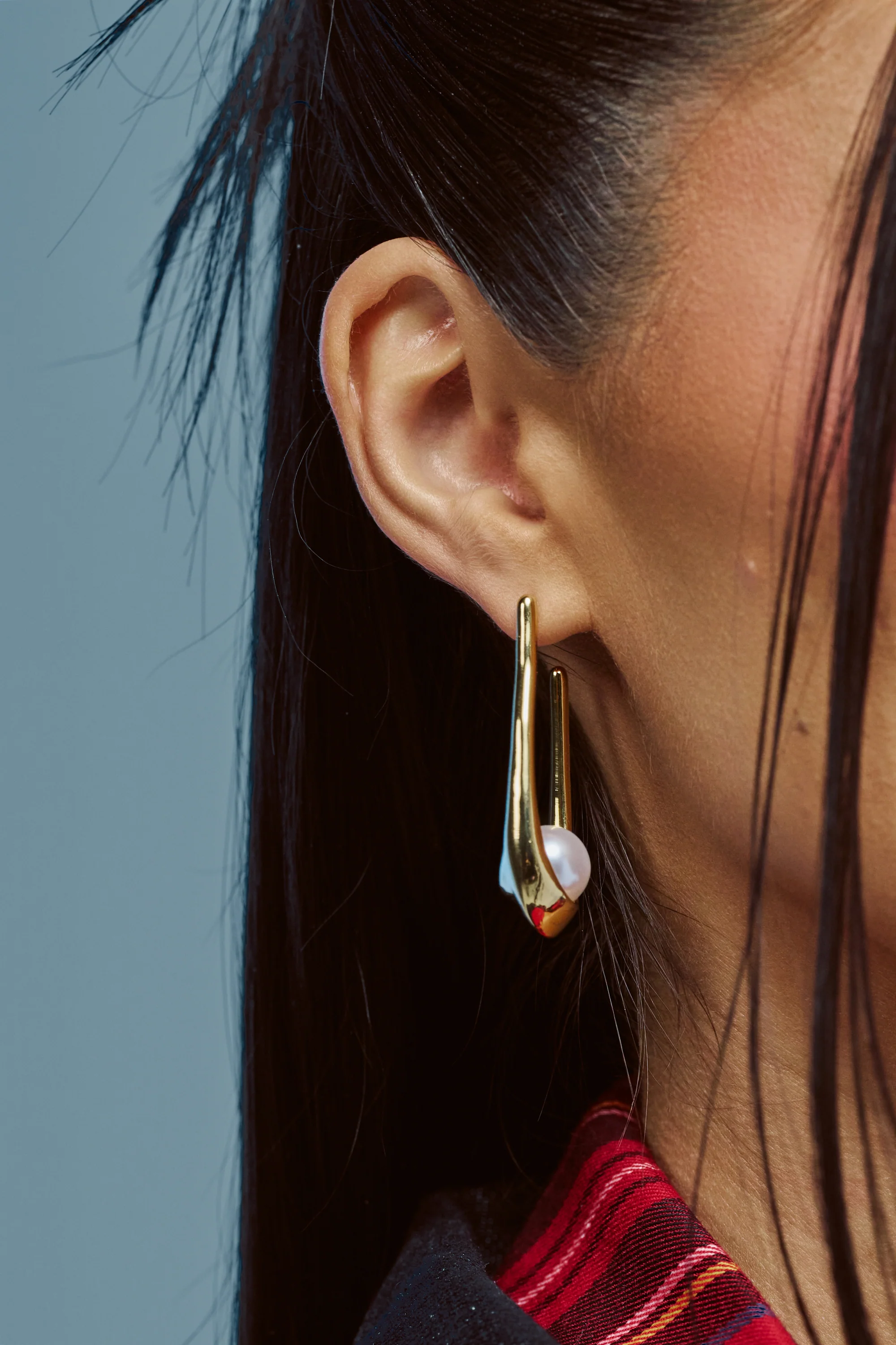 HOLD MY PEARLS DANGLE EARRING IN GOLD - Akira Store