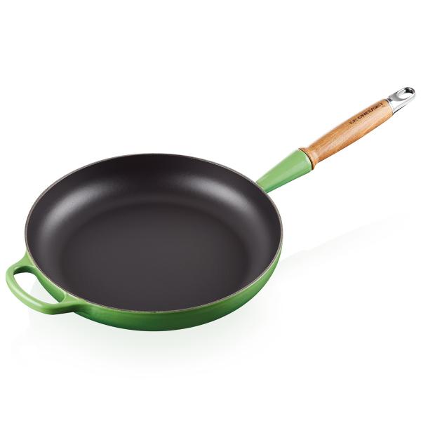 Signature støpejernspanne med trehåndtak 28 cm bamboo green