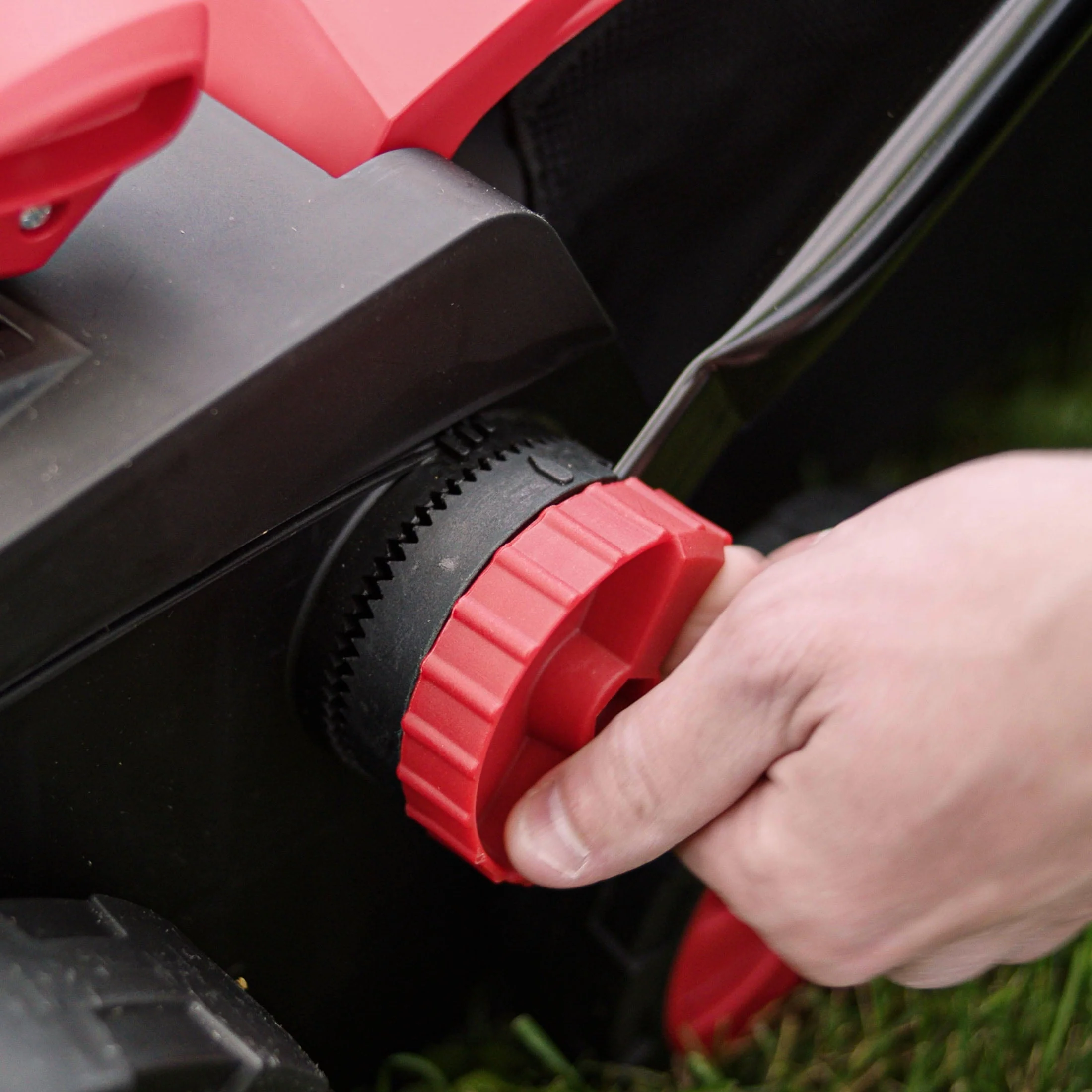 Hyper Tough 13 Amp Electric Lawn Dethatcher/Scarifier Image 4