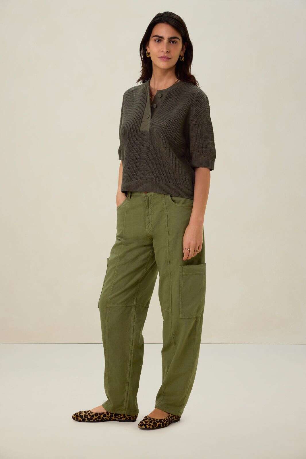 Donkergroene gebreide trui met knopen